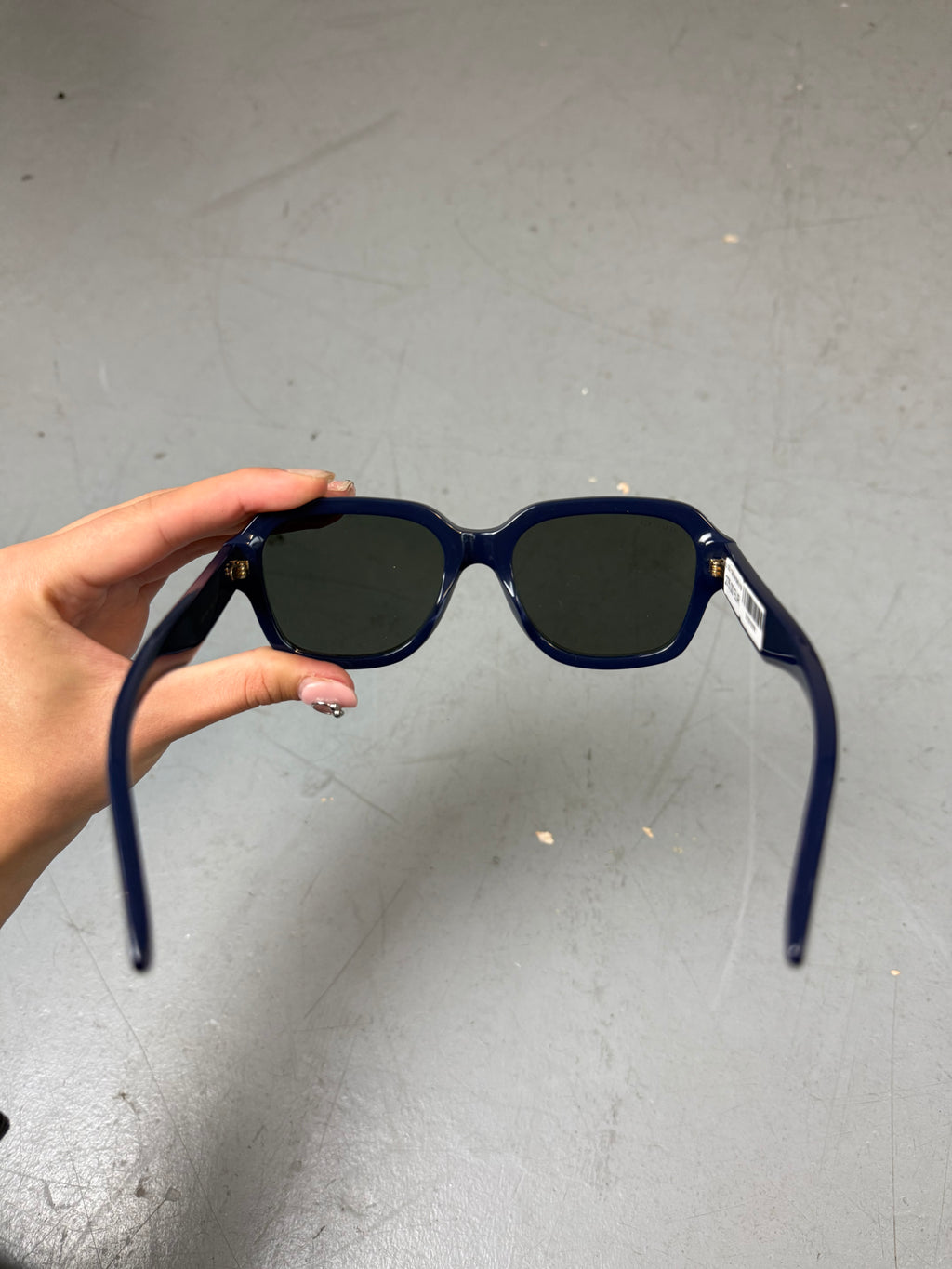 Eine blaue Sonnenbrille von gucci mit großen Gläsern 