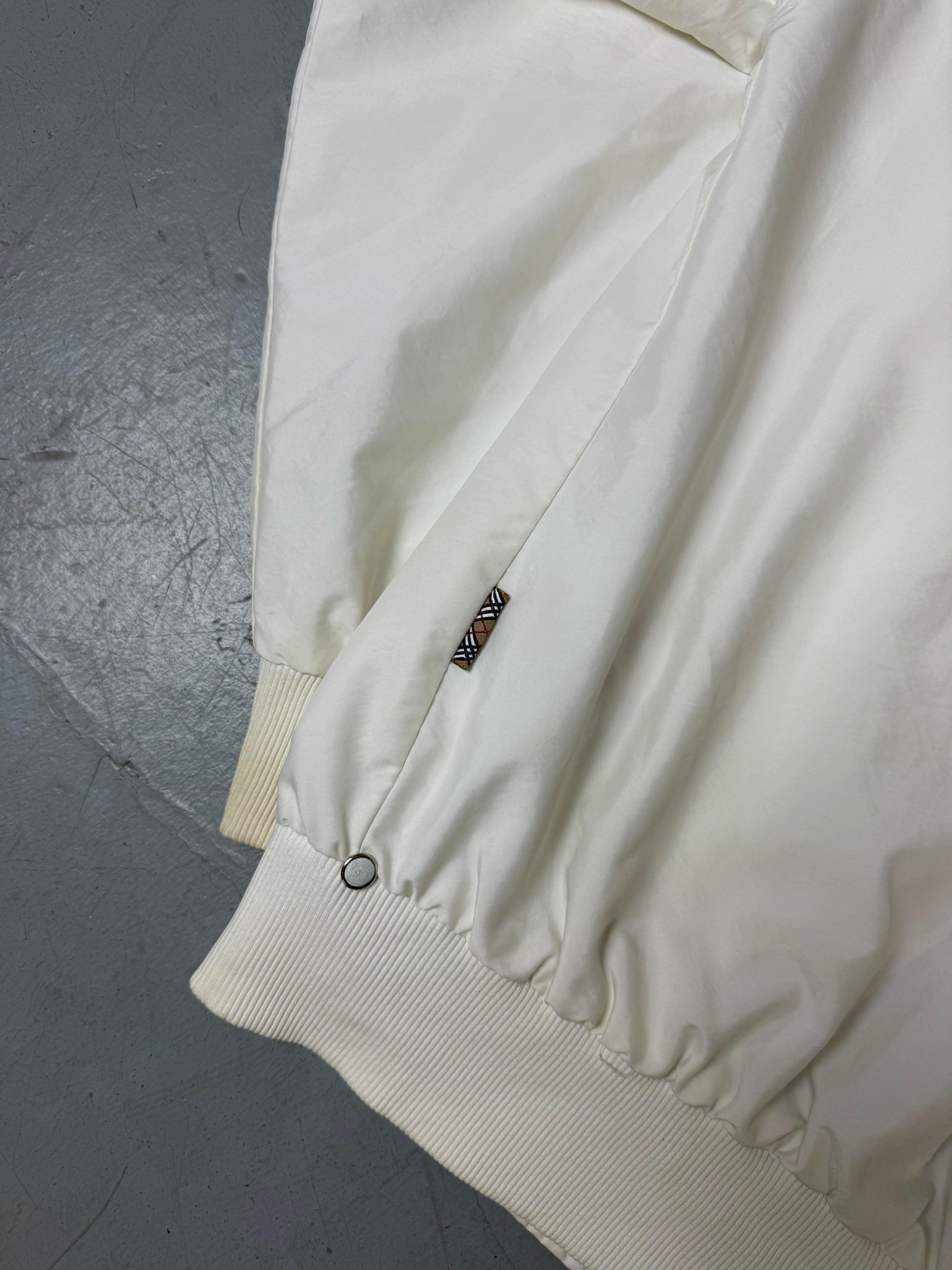 Eine weiße Burberry Regenjacke in L