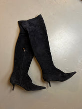 Laden Sie das Bild in den Galerie-Viewer, Zu sehen sind kniehohe schwarze Stiefel mit dünnen Absätzen von Fendi in Größe 38,5 von der Seite vor einem grauen Hintergrund.