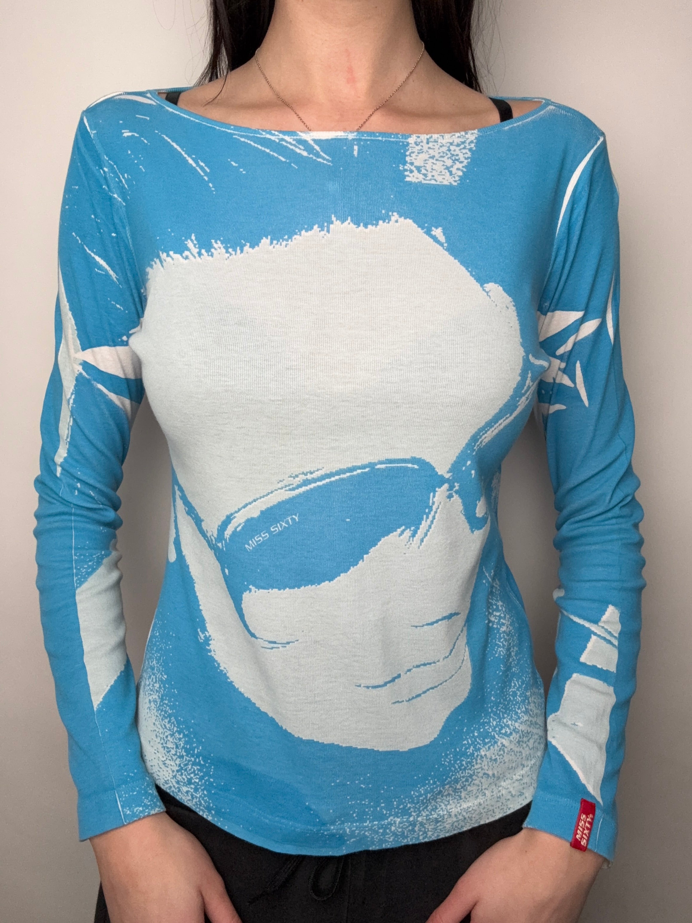 Vintage Miss Sixty Printed Longsleeve mit blauen Details für Damen. Y2K Second Hand 2000s Fashion