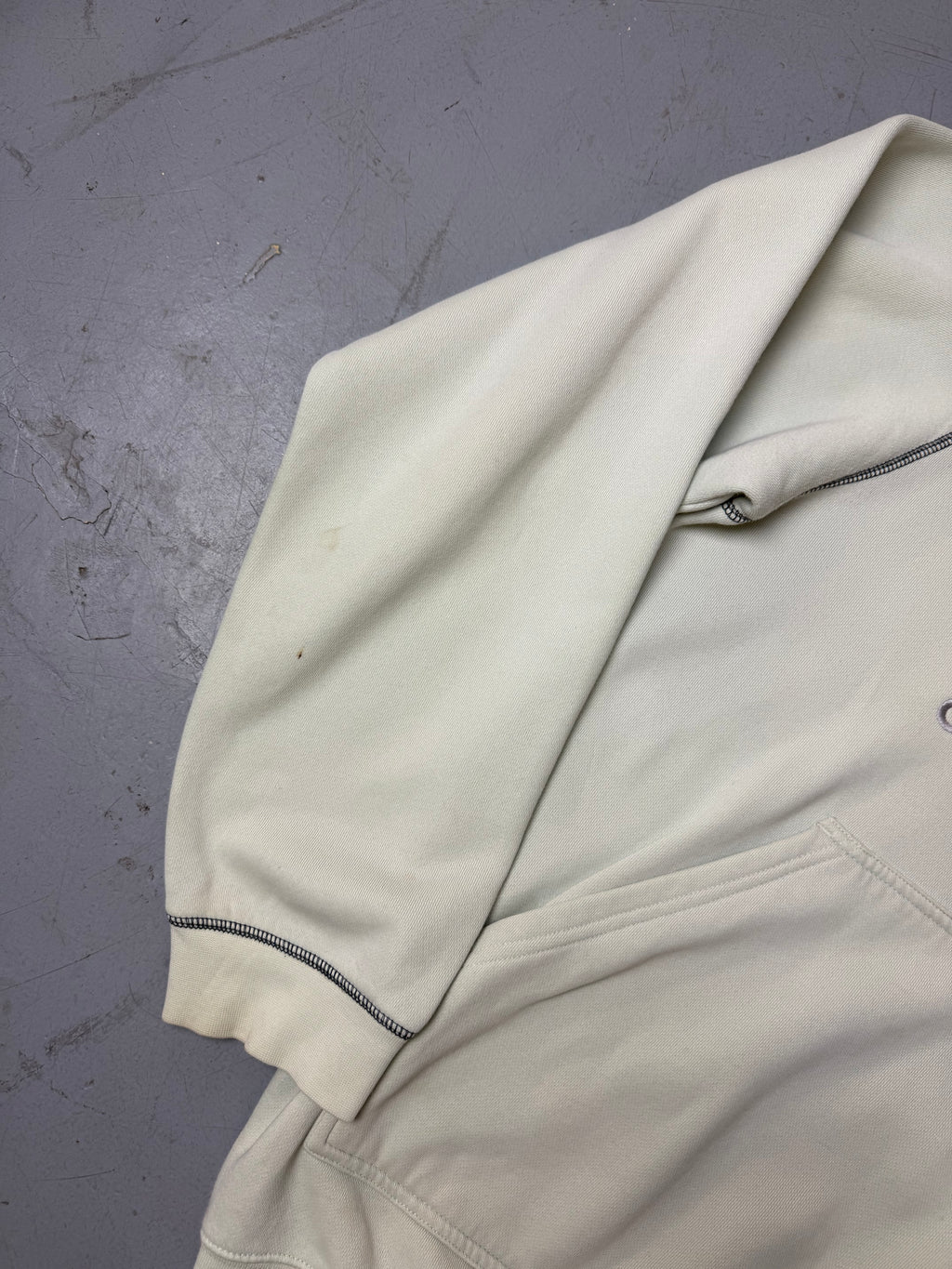Detailbild von Vintage Adidas AAC Cream Hoodie von vorne
