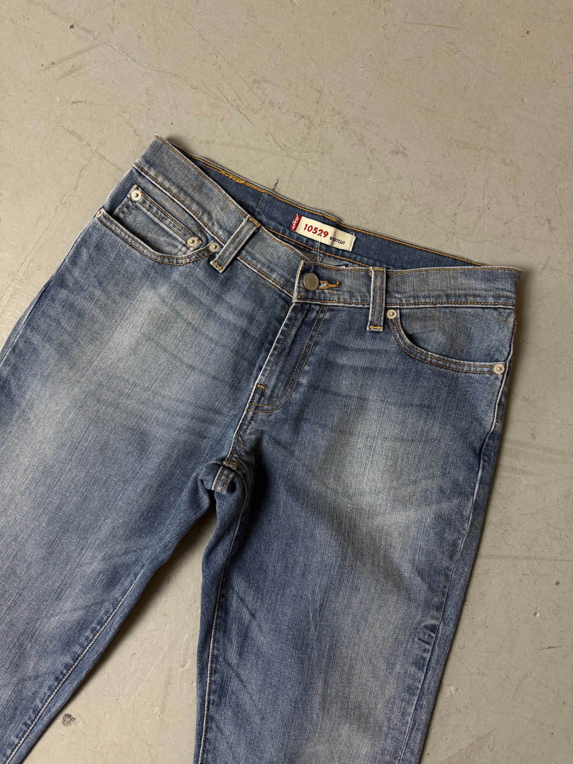 Eine blaue Levi’s denim im bootcut Schnitt in Größe M