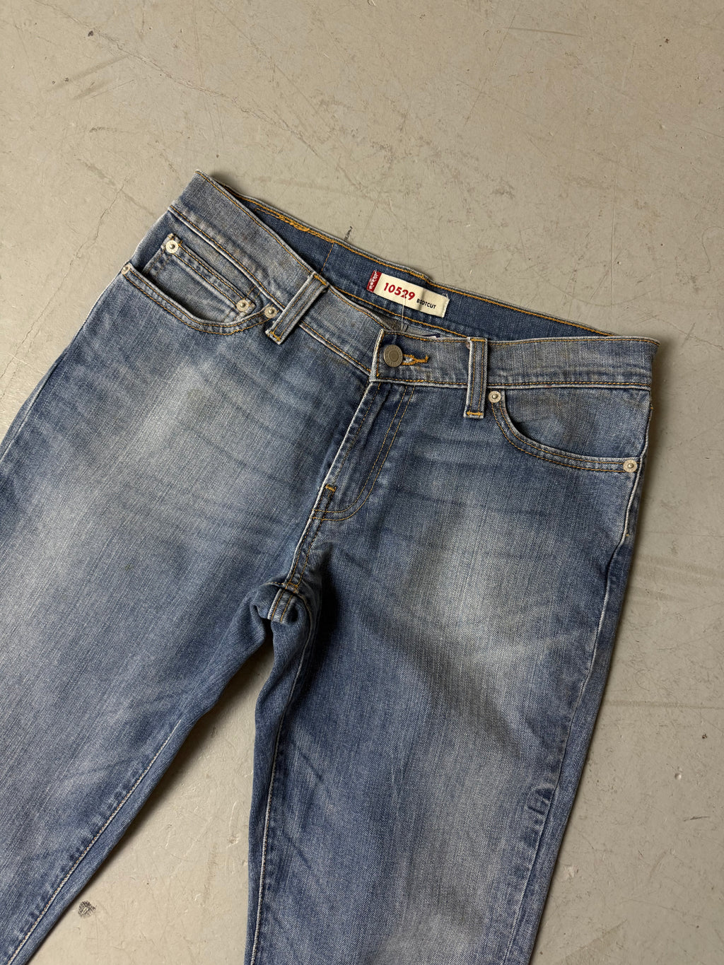 Eine blaue Levi’s denim im bootcut Schnitt in Größe M