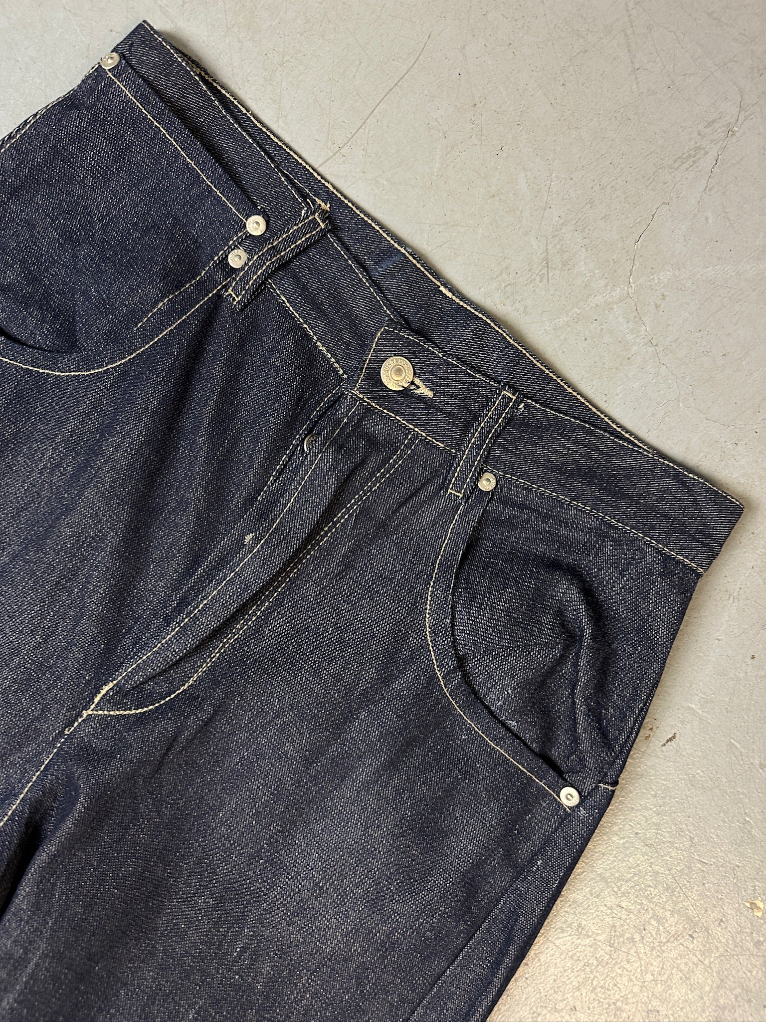 Eine dunkelblaue baggy Levi’s engineered denim jeans 