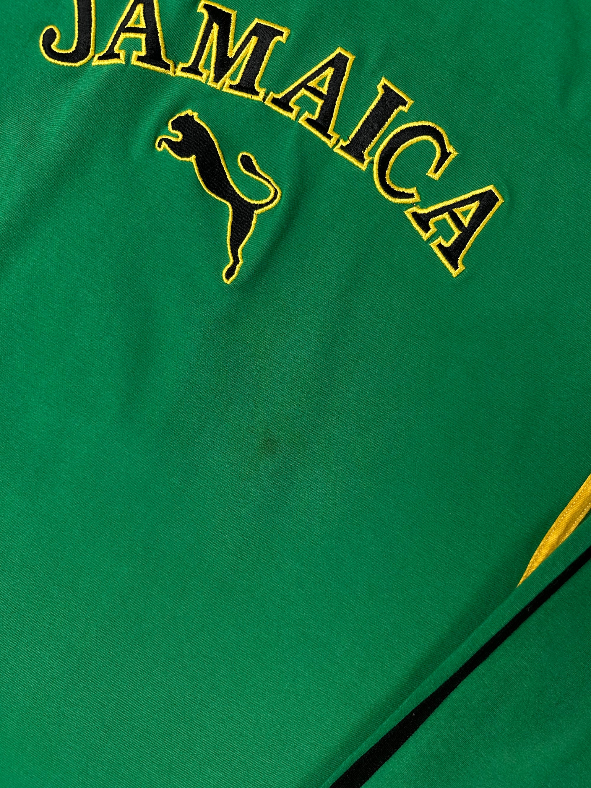 Ein grün gelbes longsleeve mit Jamaica Aufschrift und dem Puma Logo auf der Brust 