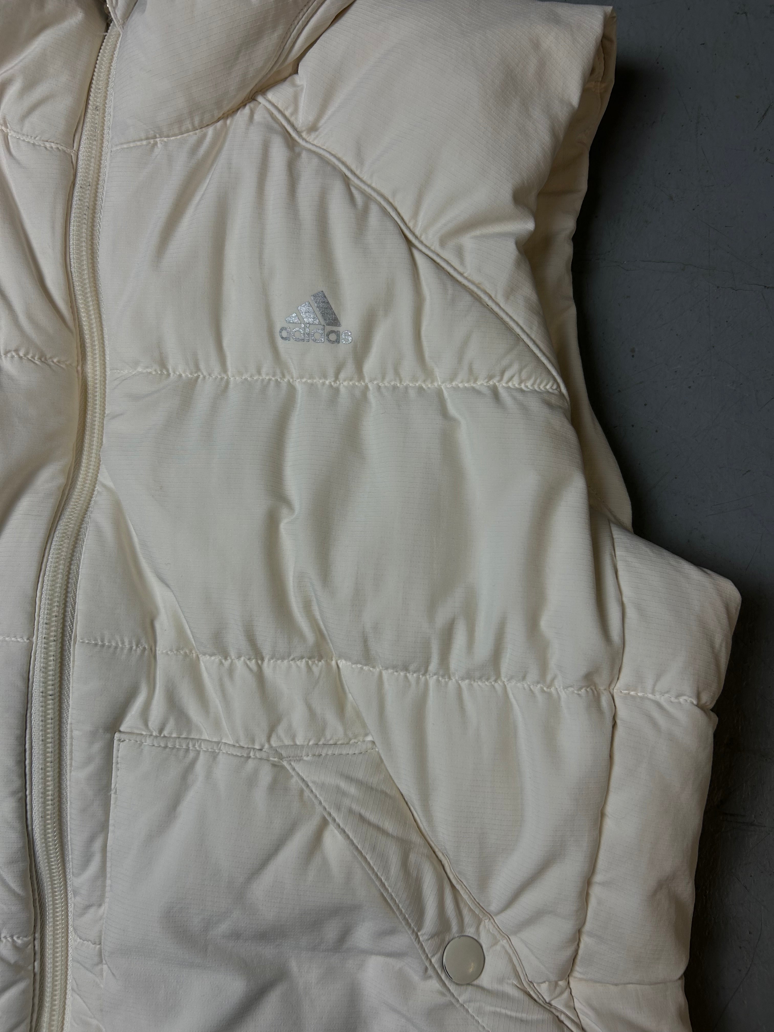 Detailliertes Produktbild von Vintage Adidas White Puffer Vest M von vorne