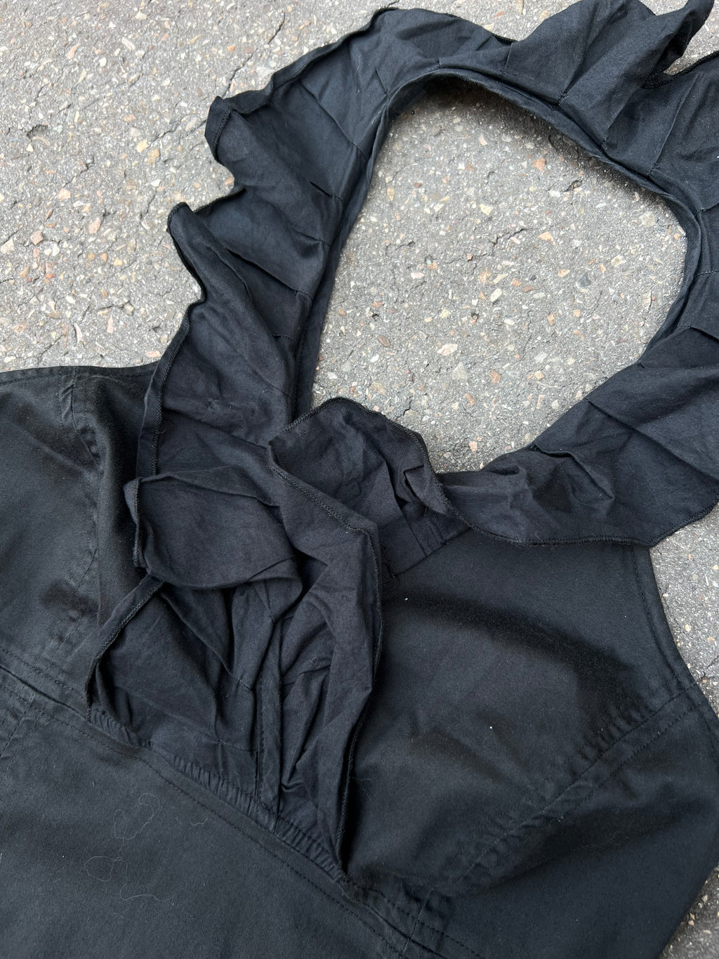 Ein schwarzes Neckholder Mini Kleid von St.-Martin