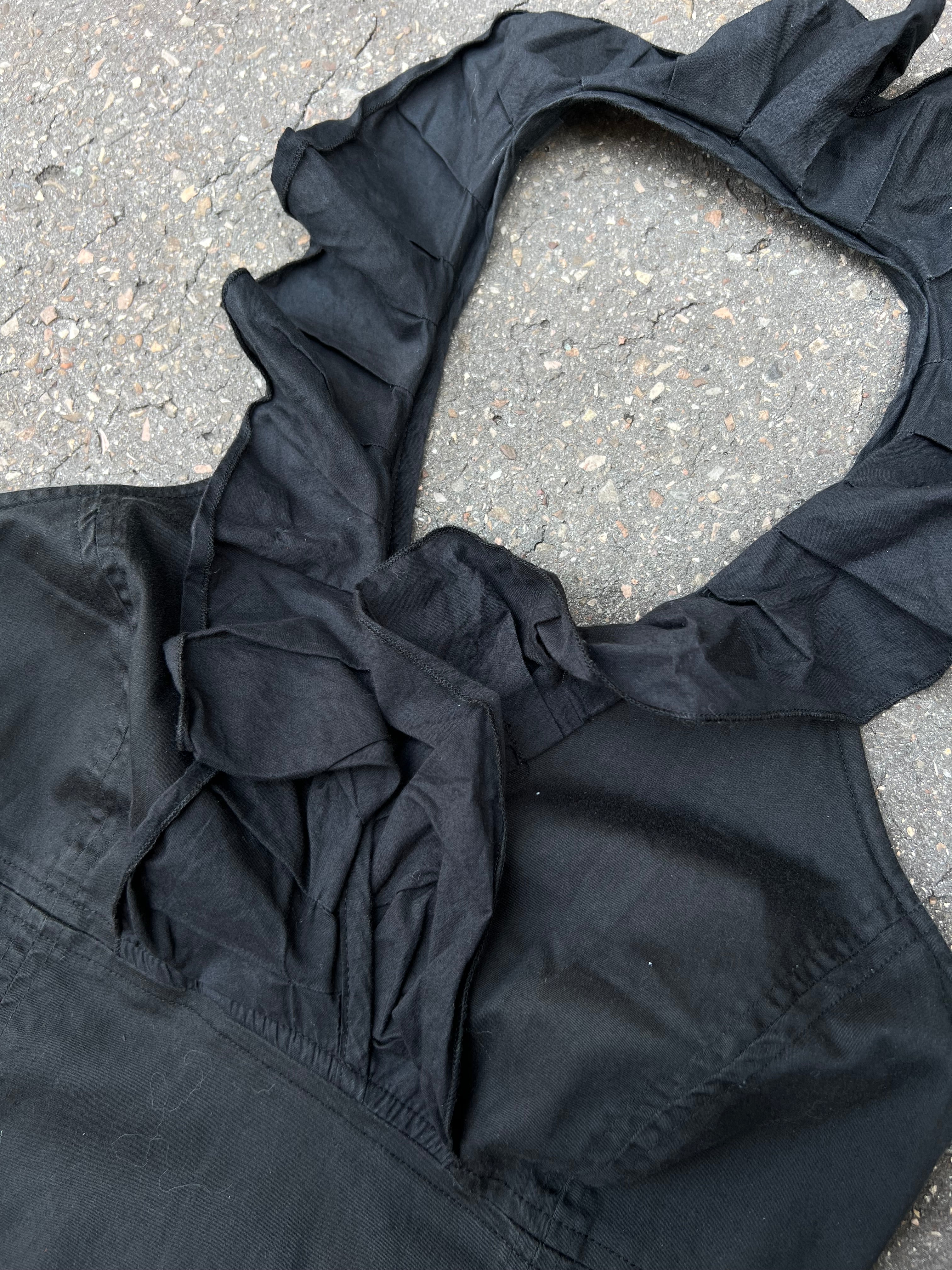 Ein schwarzes Neckholder Mini Kleid von St.-Martin