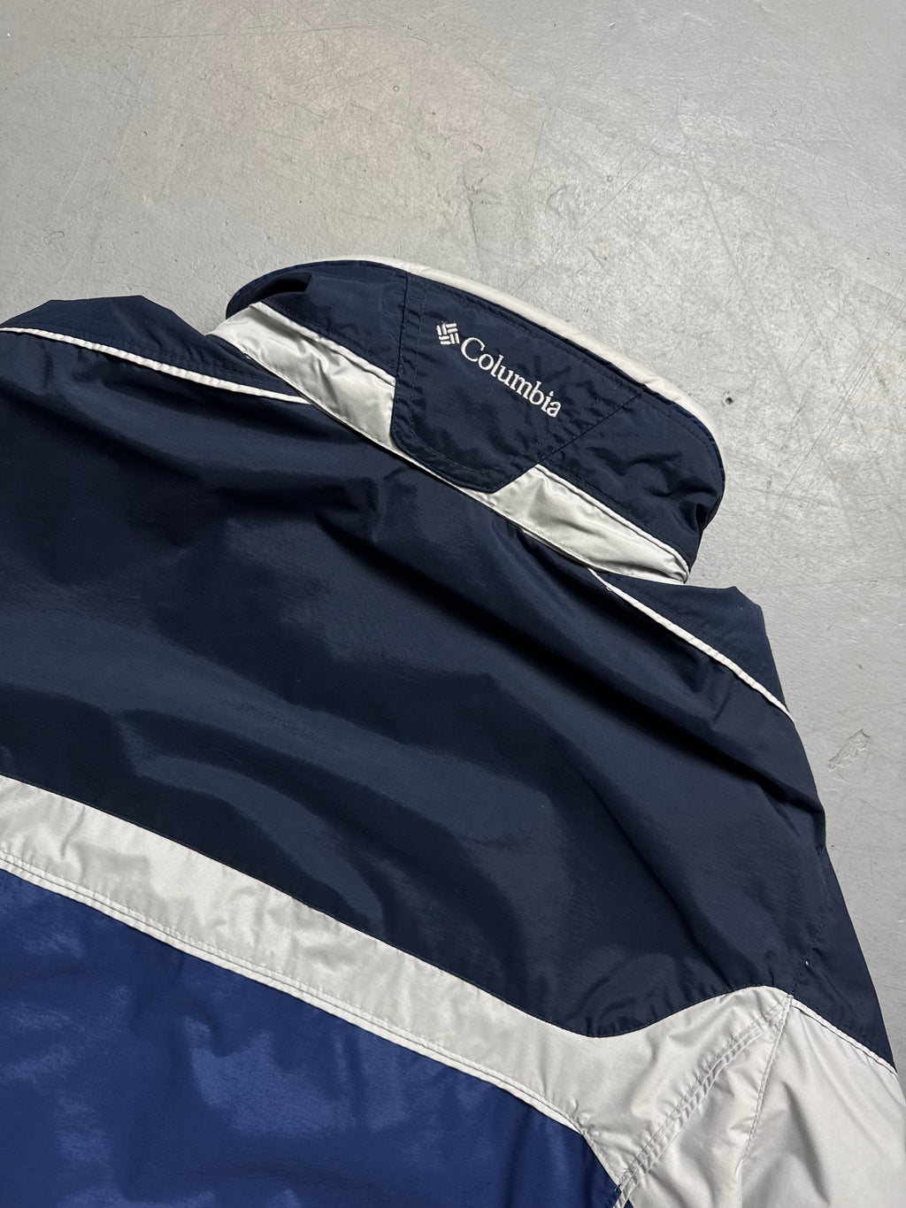 Detailbild von Vintage Columbia Waterproof Rain Jacket L/XL von hinten 