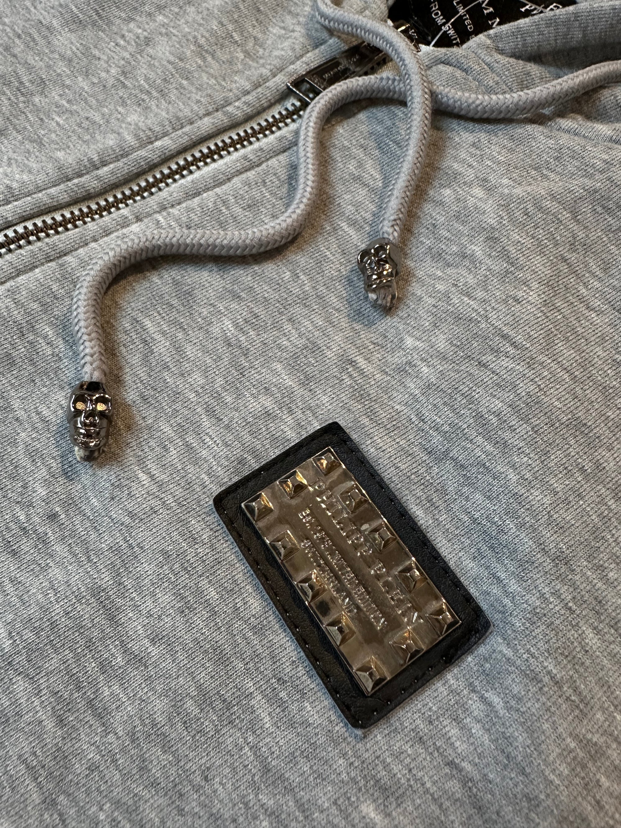Ein grauer Philipp Plein zipper mit Totenkopf auf dem Rücken in M/L
