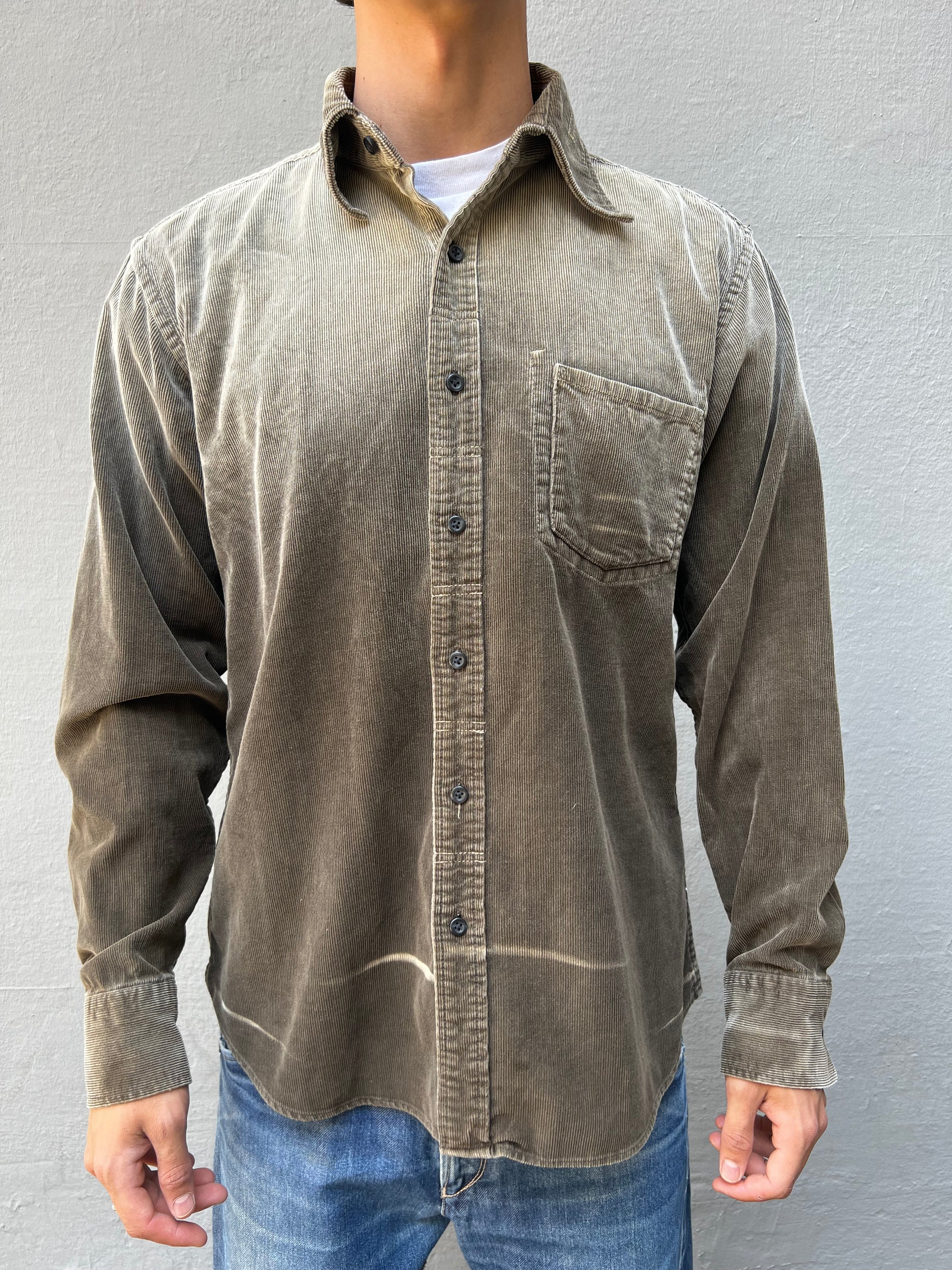 Tragebild beige Longsleeve vor grauer Wand