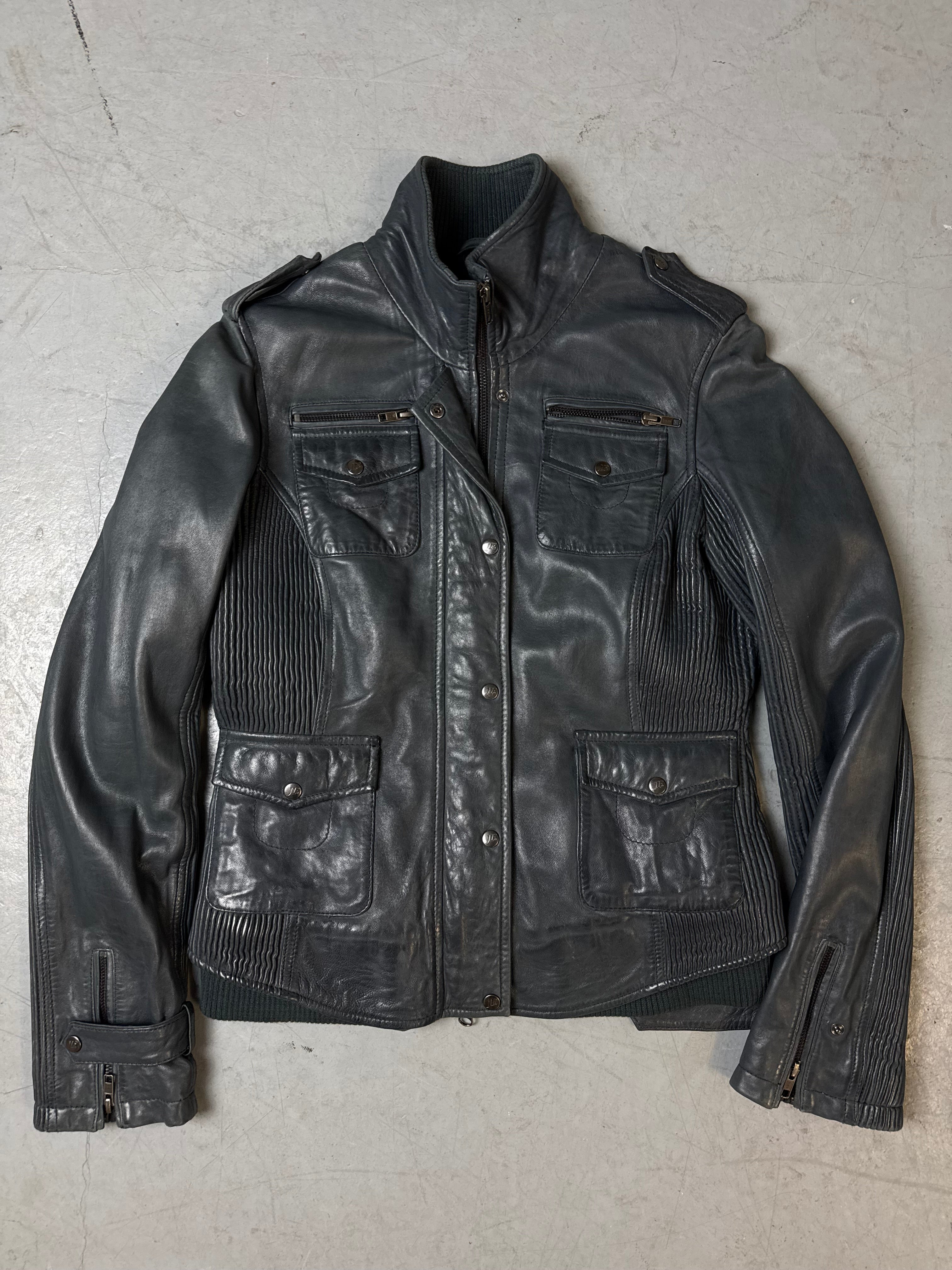 Eine blaue Lederjacke vintage Y2K 