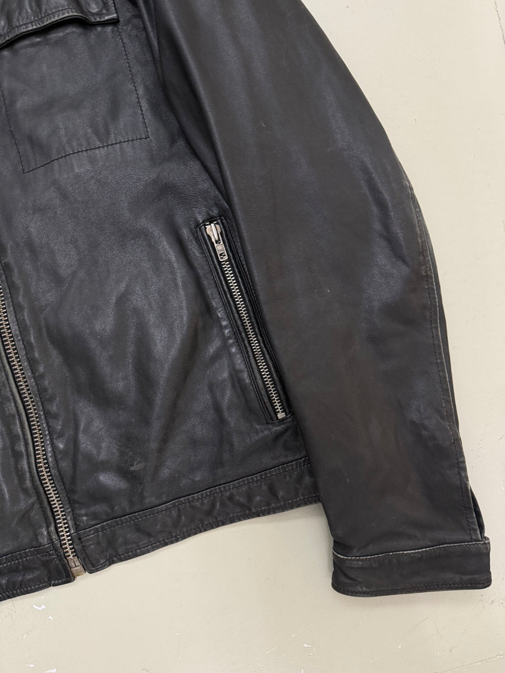 Vintage Black Strellson Leather Jacket
für Herren. Y2K Second Hand 2000s Fashion 