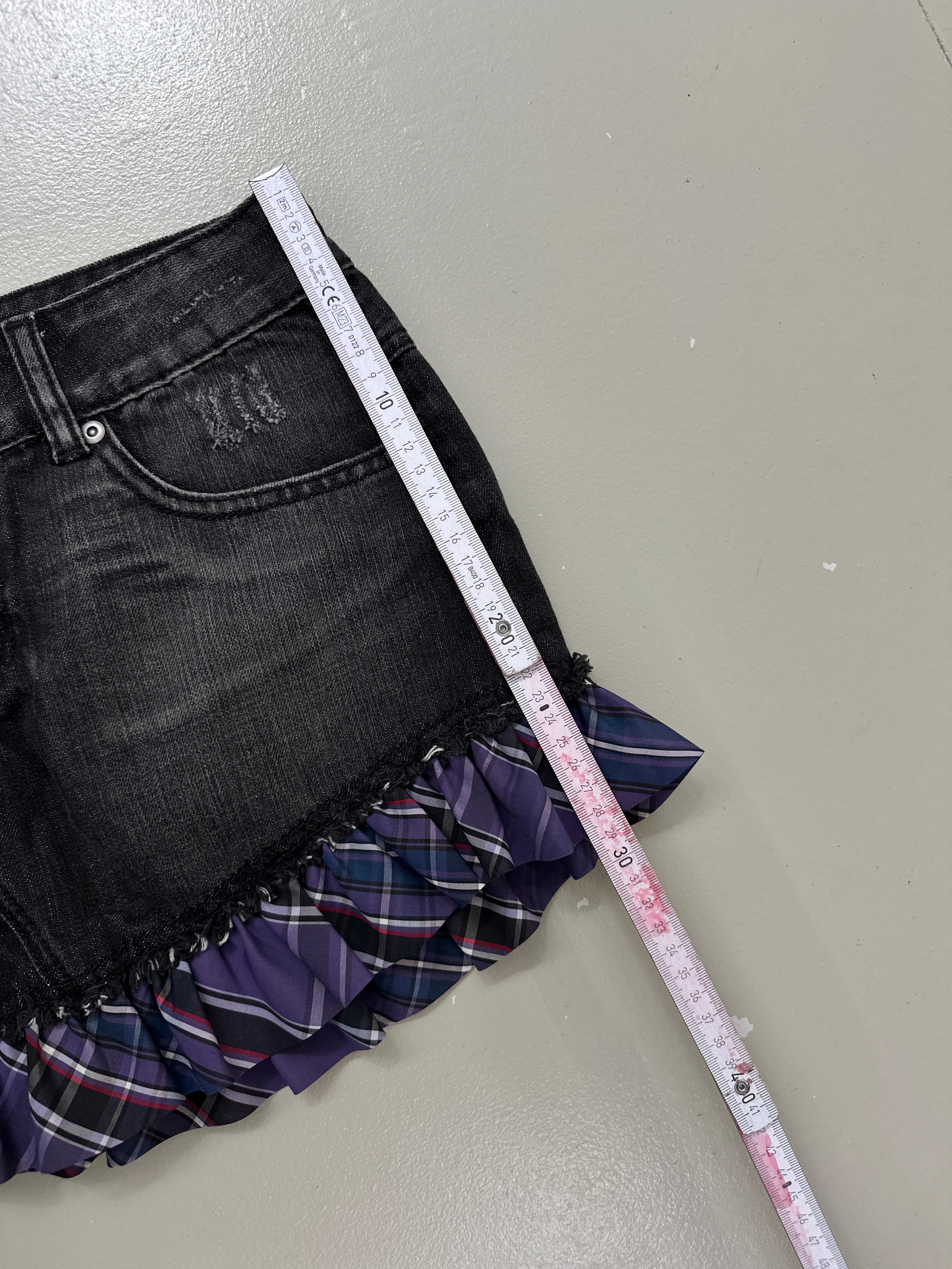 Vintage Sisley Black Mini Skirt with Purple Plaid Details für Frauen . Y2K Second Hand 2000s Fashion