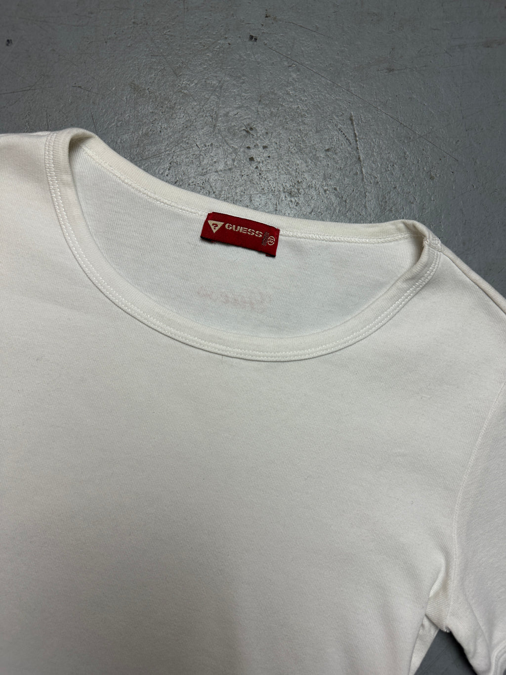 Detailbild von einem Vintage Guess Baby Tee von vorne