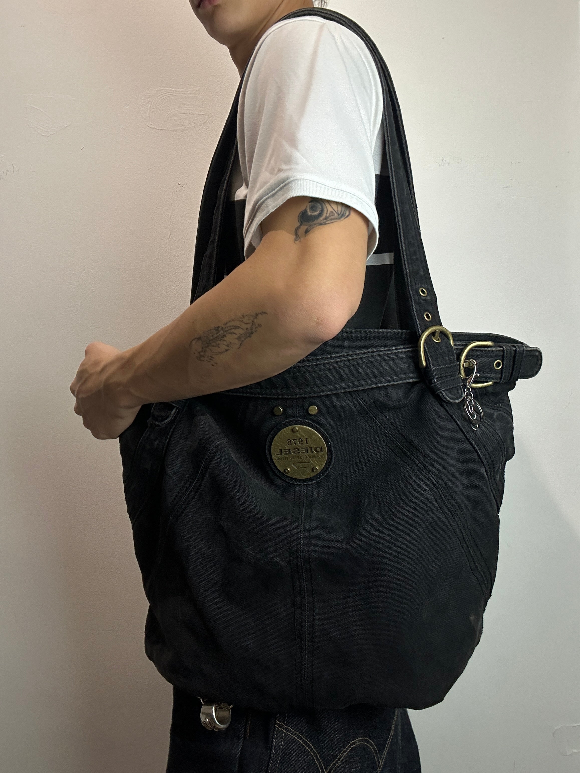 Tragebild von einer Vintage Diesel Tote Denim Bag von vorne