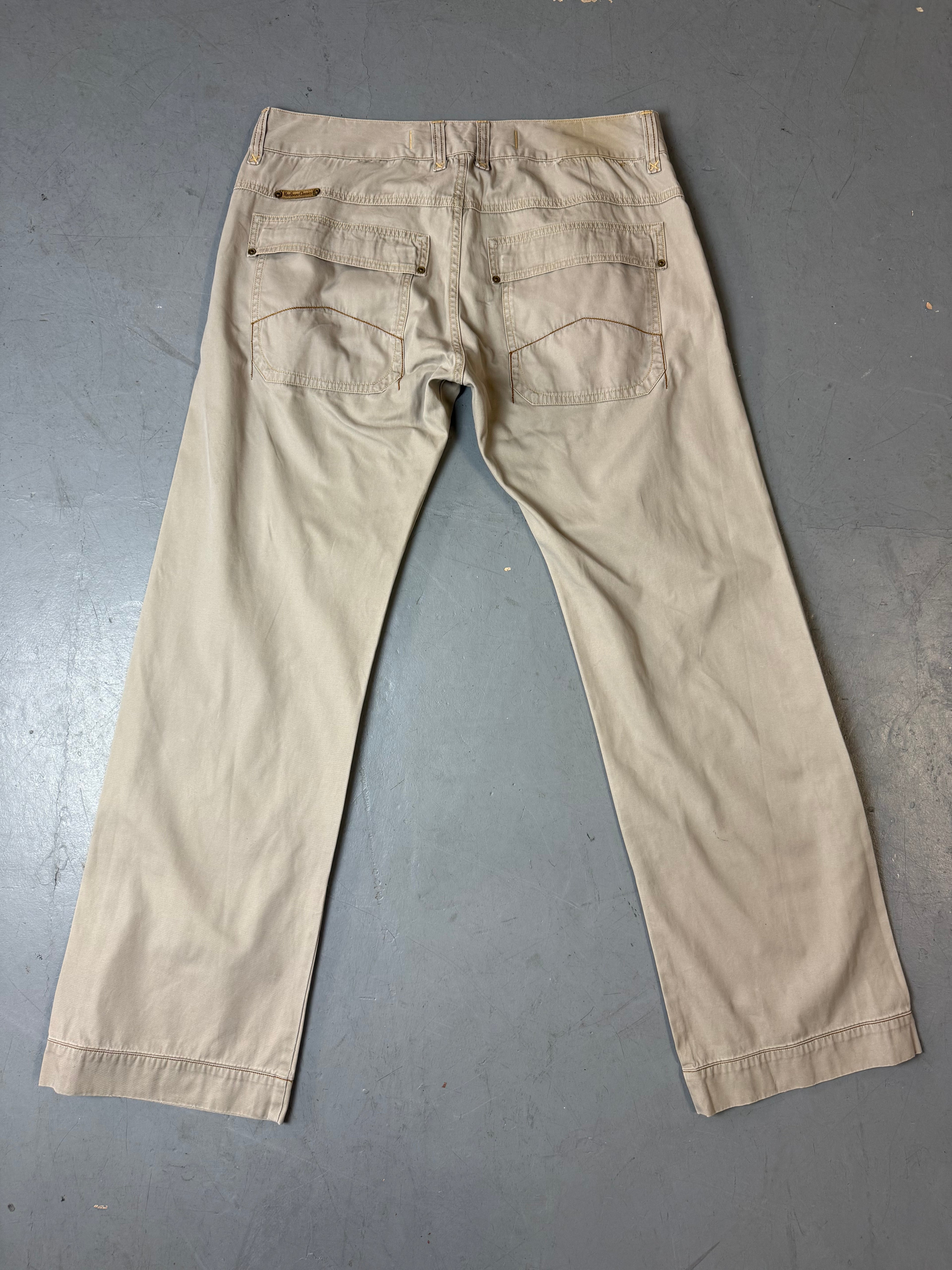 Produktbild von Vintage Marlboro Classics Beige Chino Pants XL von hinten