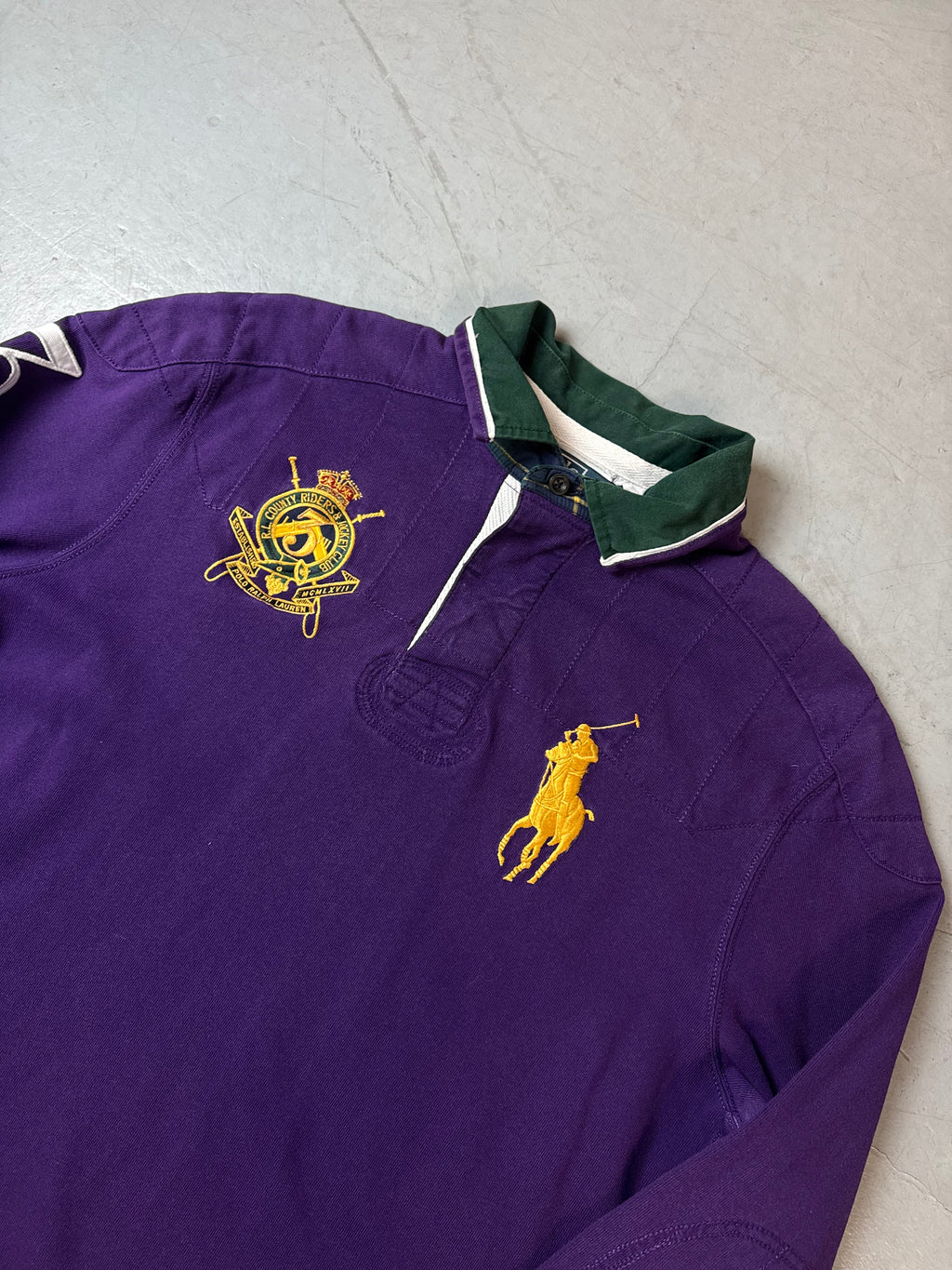 Detailbild von Vintage Polo Ralph Lauren Purple Longsleeve Polo Shirt XL von vorne 