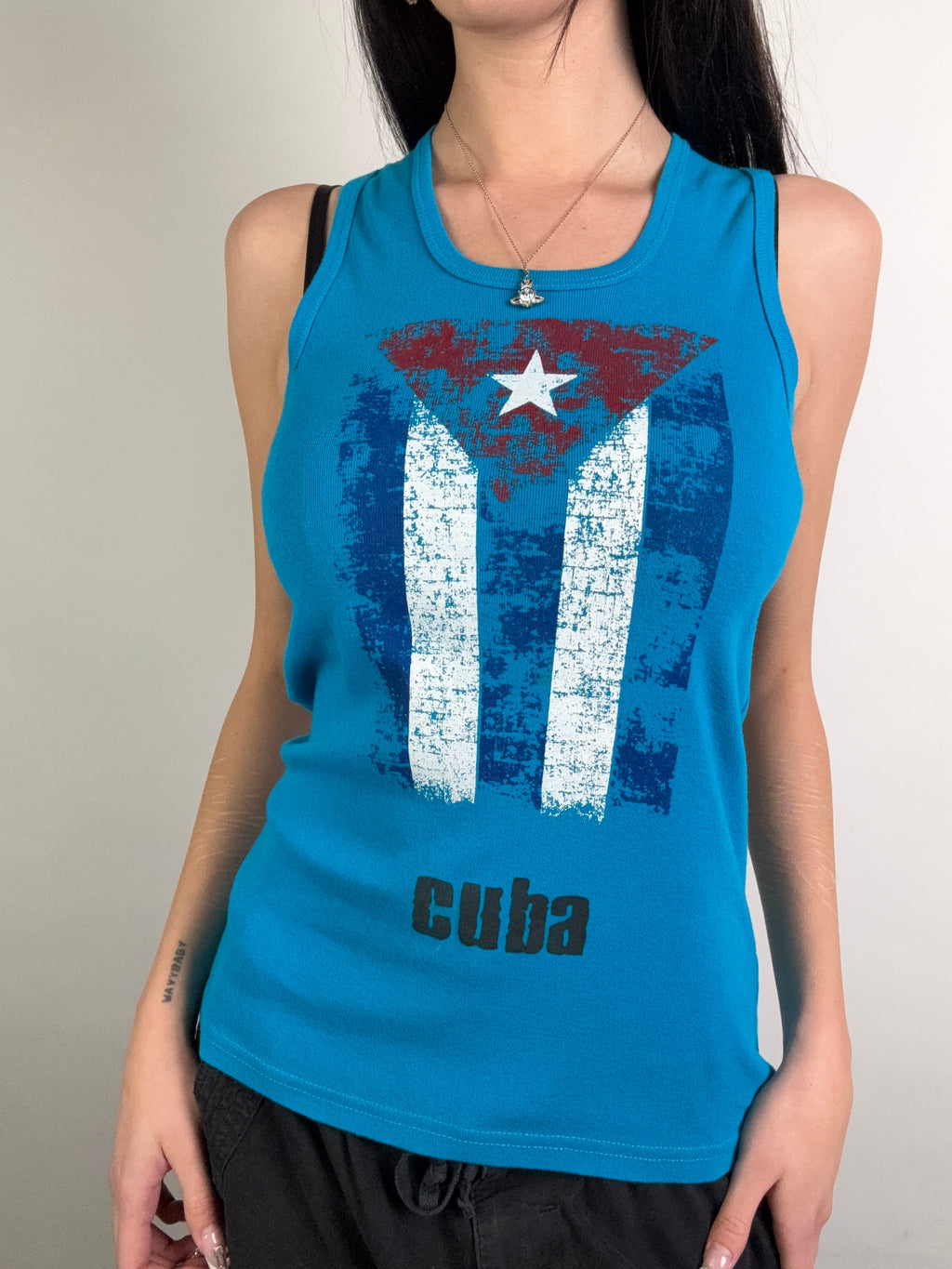 Tragebild von blauem Cuba Tank Top vor grauer Wand
