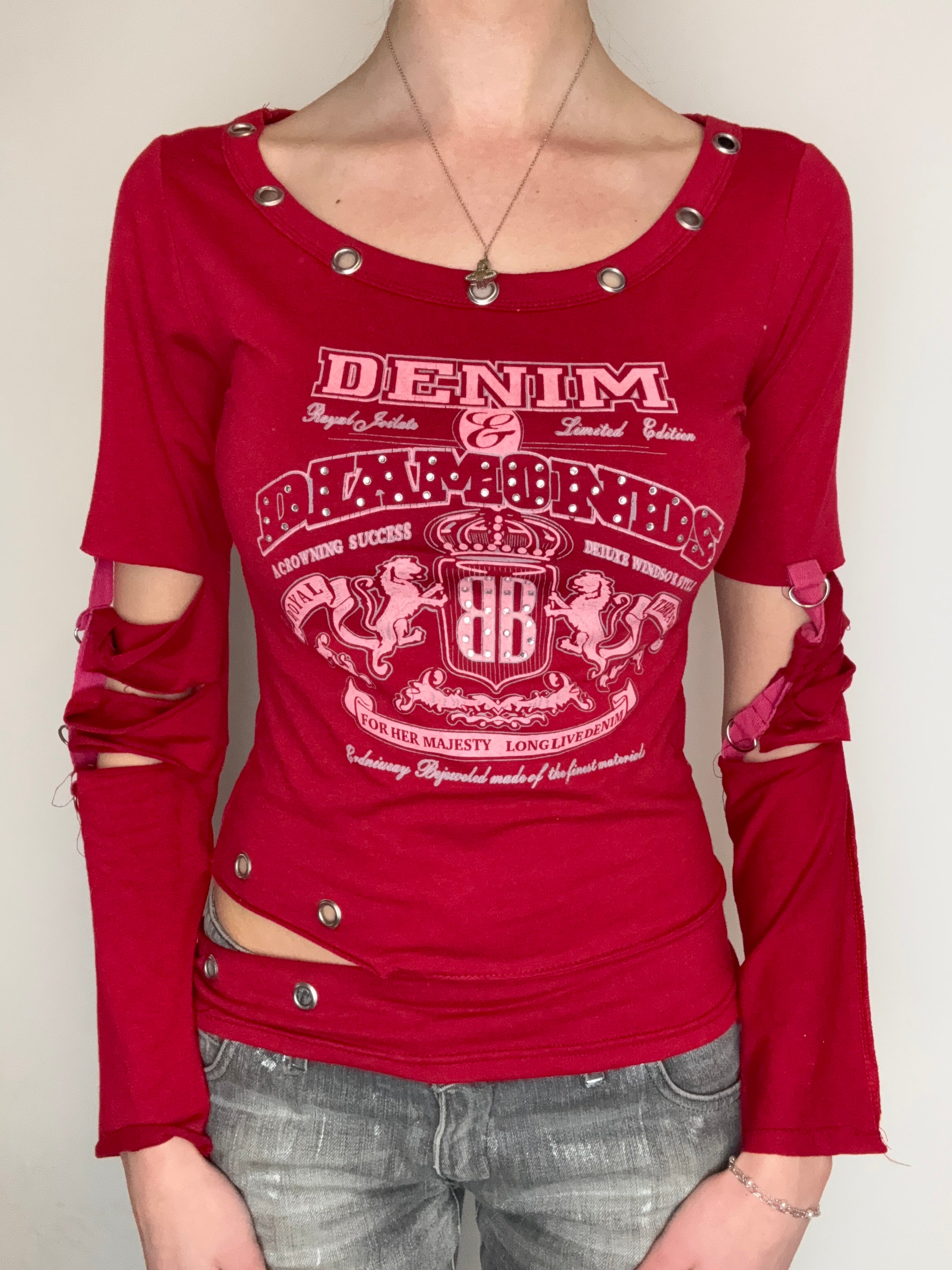 Vintage Lucky Nana Red Cutted Up Longsleeve für Damen. Secondhand Y2K 2000s Fashion