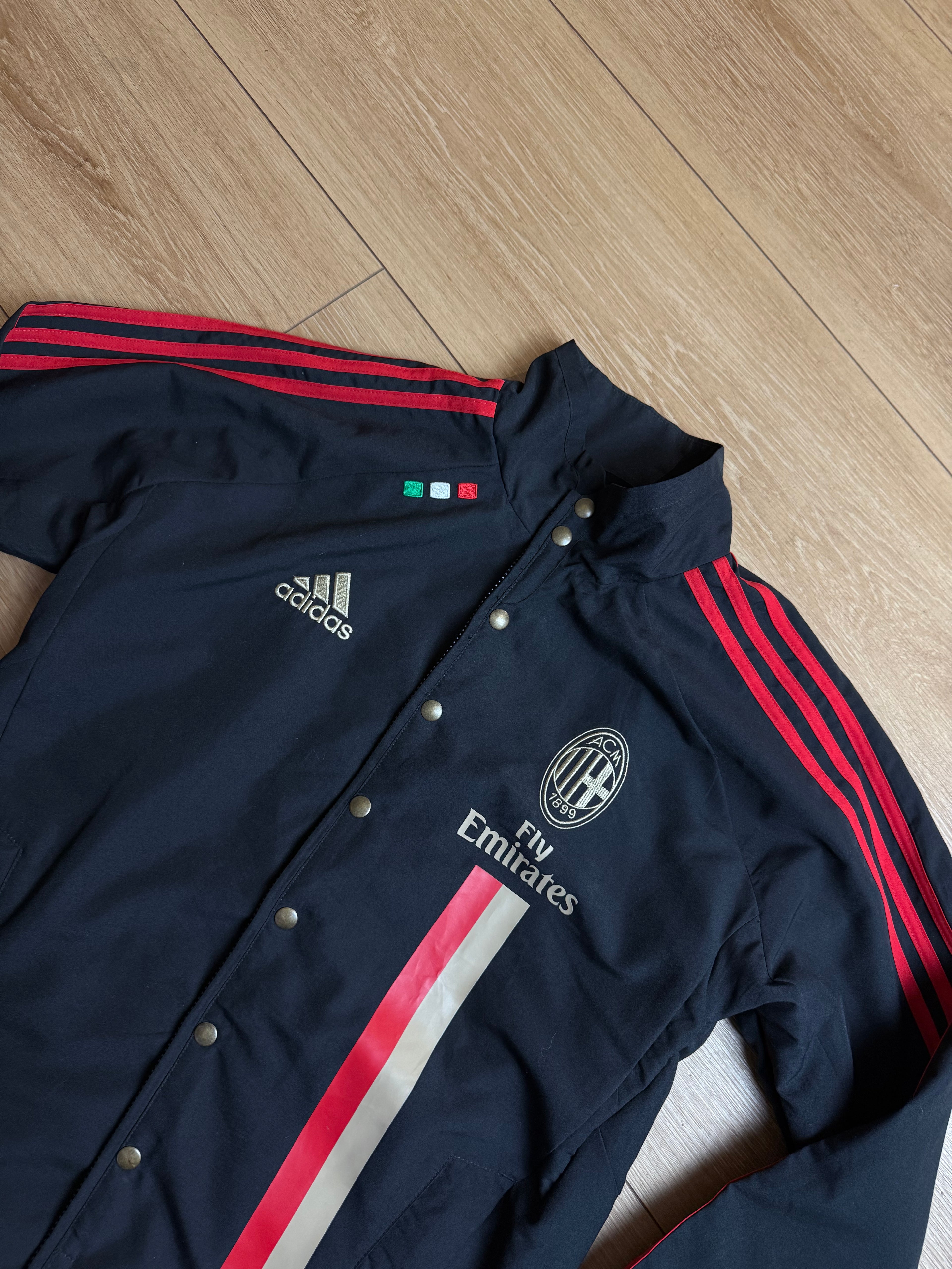 Detailbild  von einer Vintage Adidas AC Mailand Track Jacket von vorne