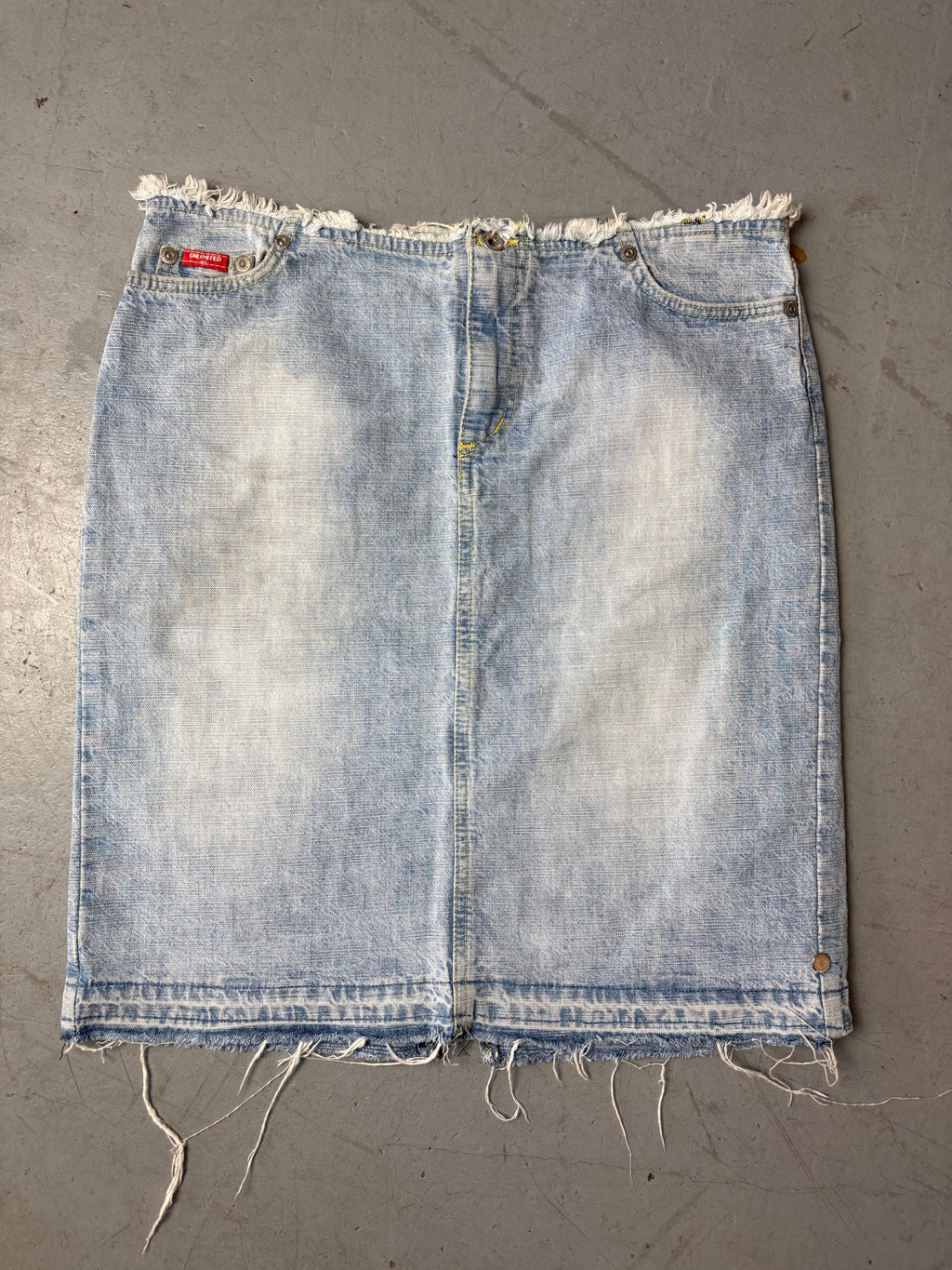 Vintage Vintage Unlimited Denim Midi Skirt with Backprint für Damen. Y2K Secondhand 2000s Fashion.