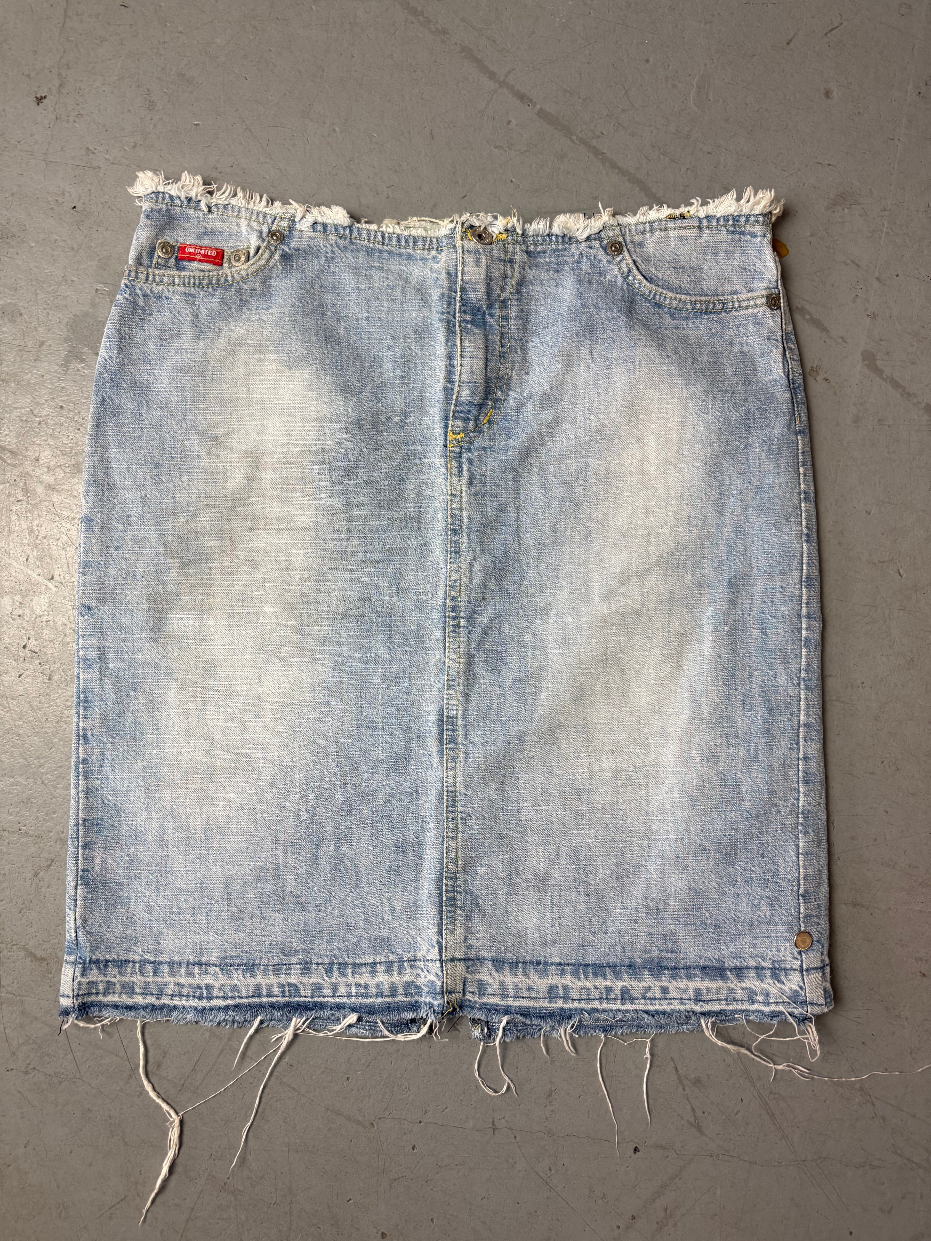 Vintage Vintage Unlimited Denim Midi Skirt with Backprint für Damen. Y2K Secondhand 2000s Fashion.