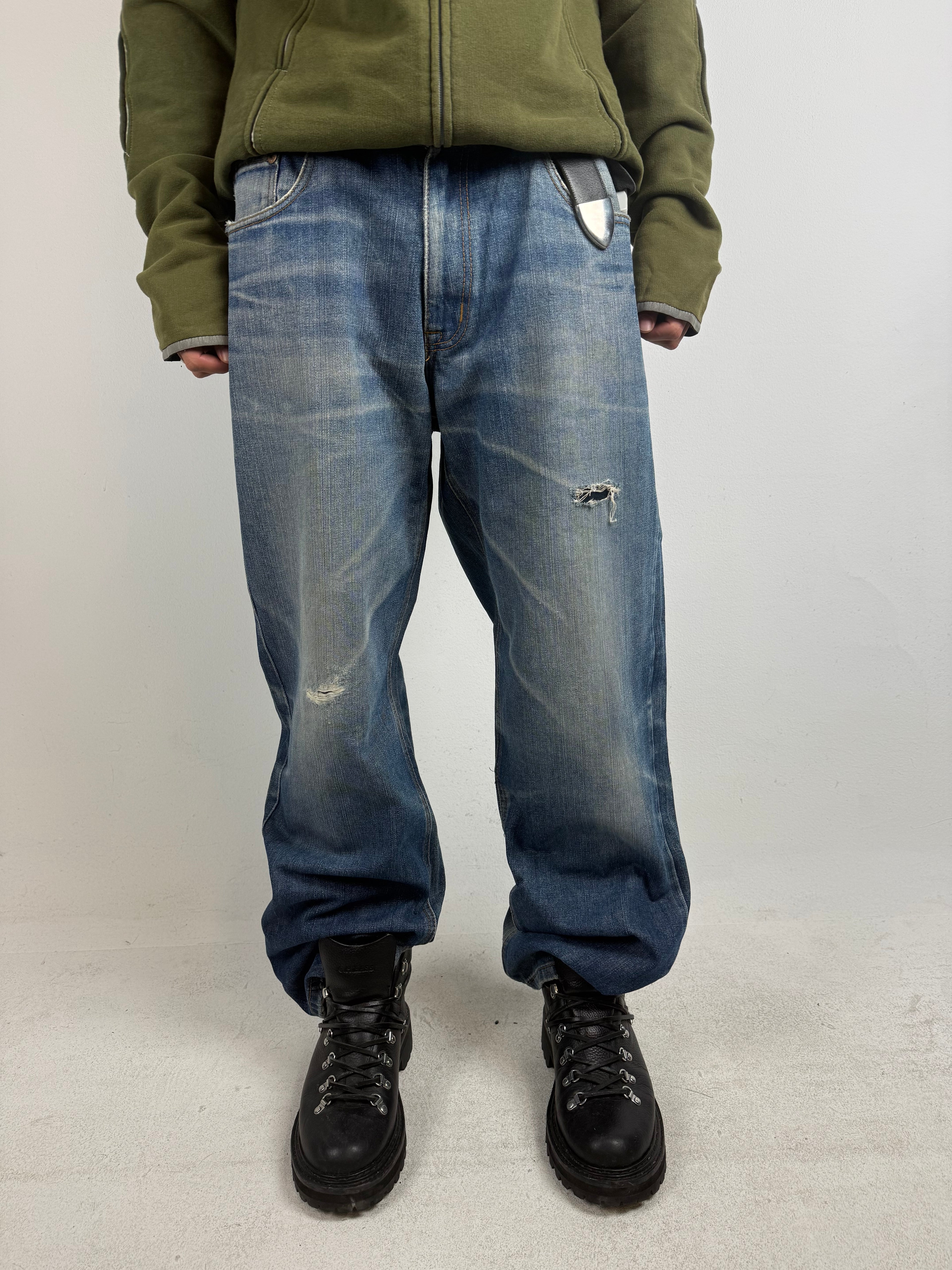 Tragebild von Vintage Ed Hardy Light Blue Baggy Denim with Stitching M/L von vorne