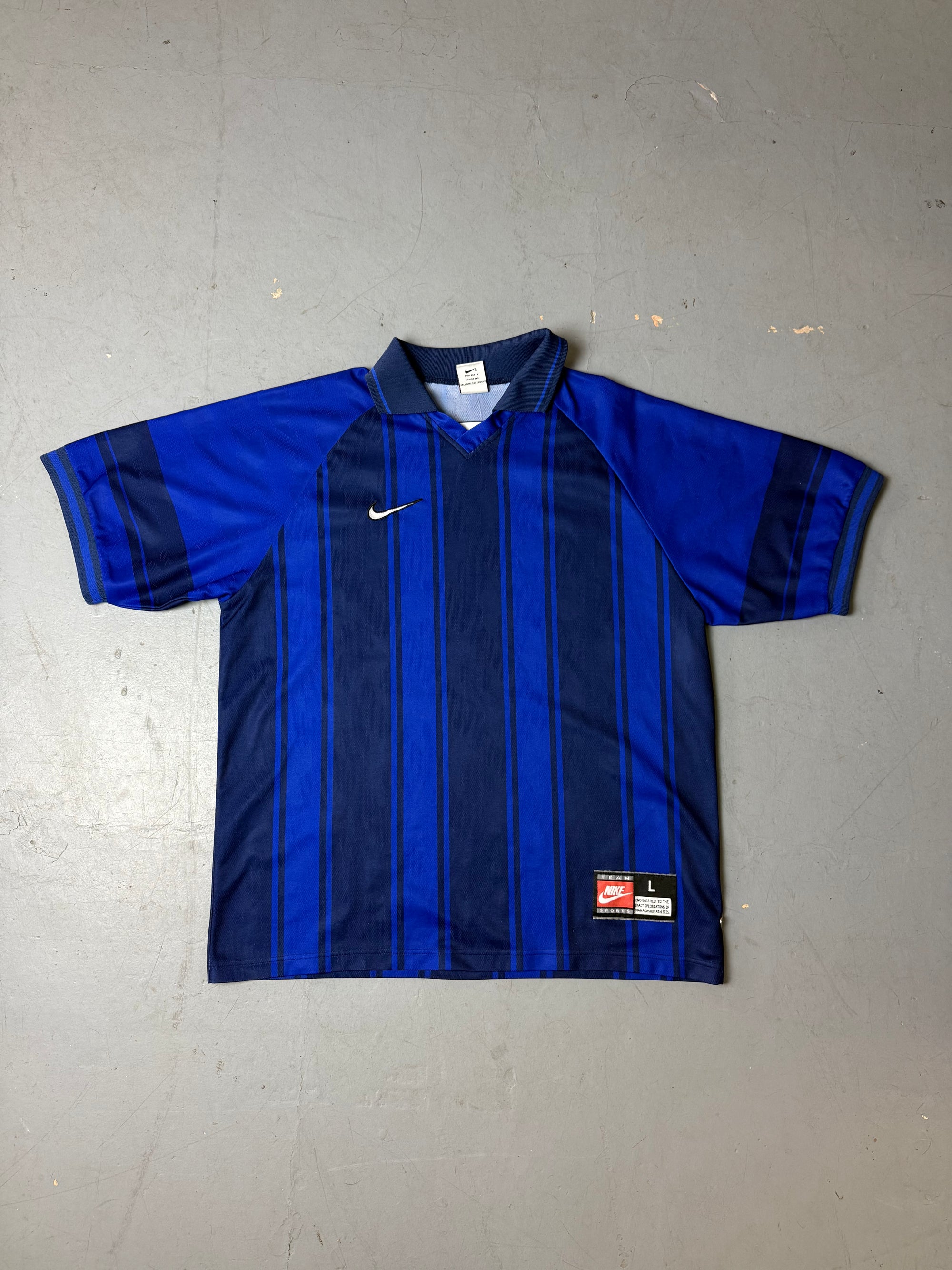 Produktbild von Vintage Nike Black and Blue T-Shirt von vorne