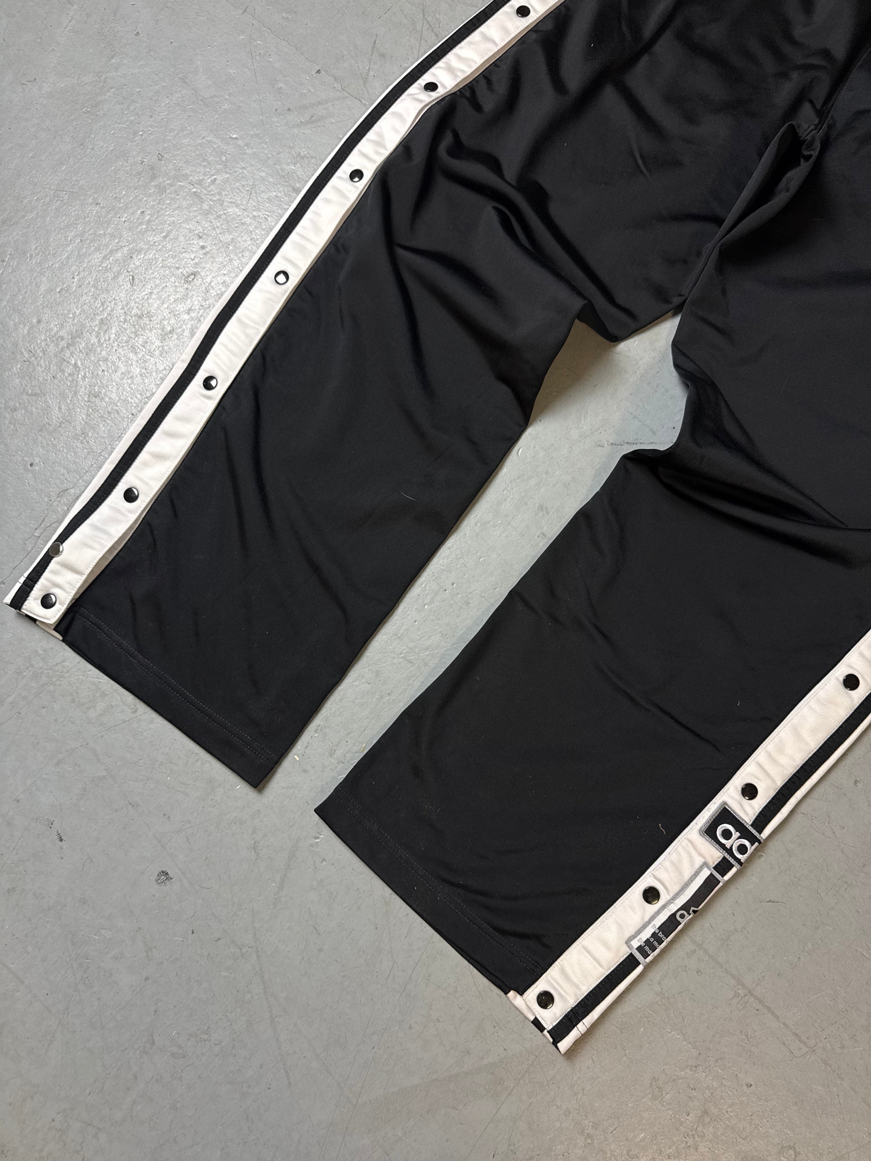 Eine schwarz weiße Adidas Trackpants Jogginghose Sporthose y2k 