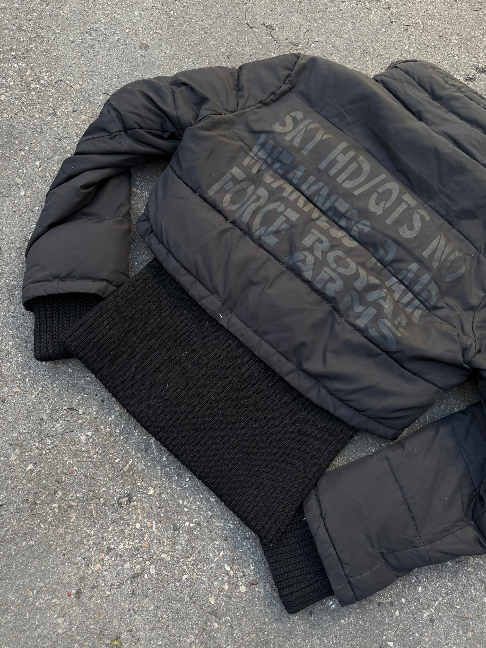Eine schwarze Double Zip cropped Pufferjacke von Phard in S/M