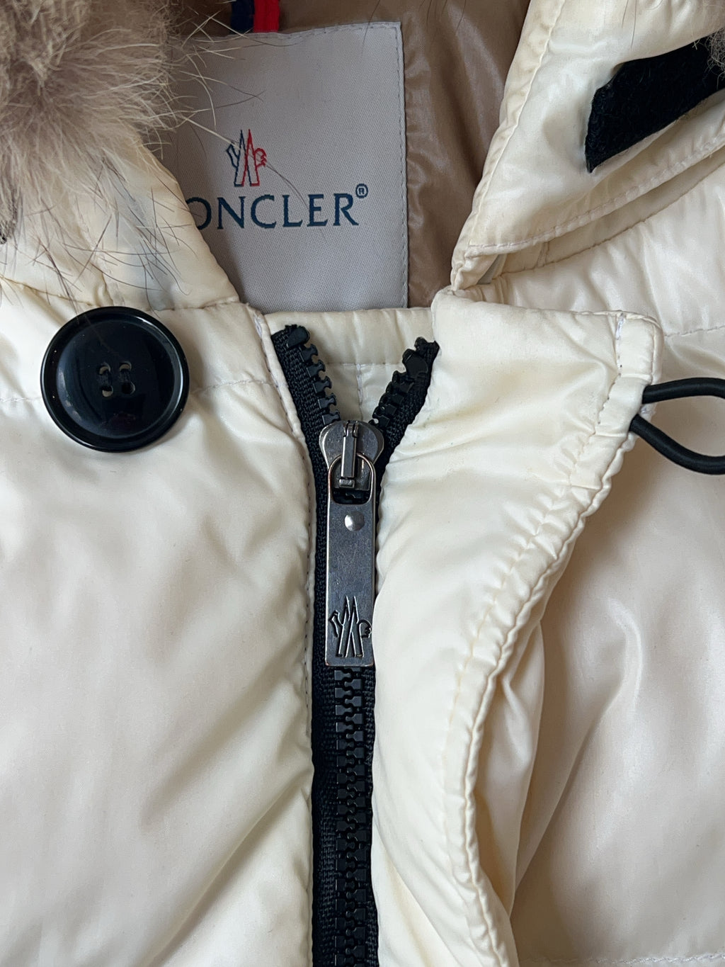 Vintage Moncler Pufferjacke mit Fell (M)