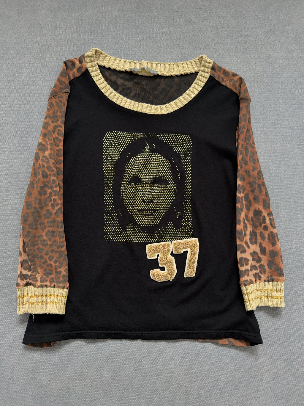 Vintage Printed Longsleeve für Damen. Y2K Second Hand 2000s Fashion 