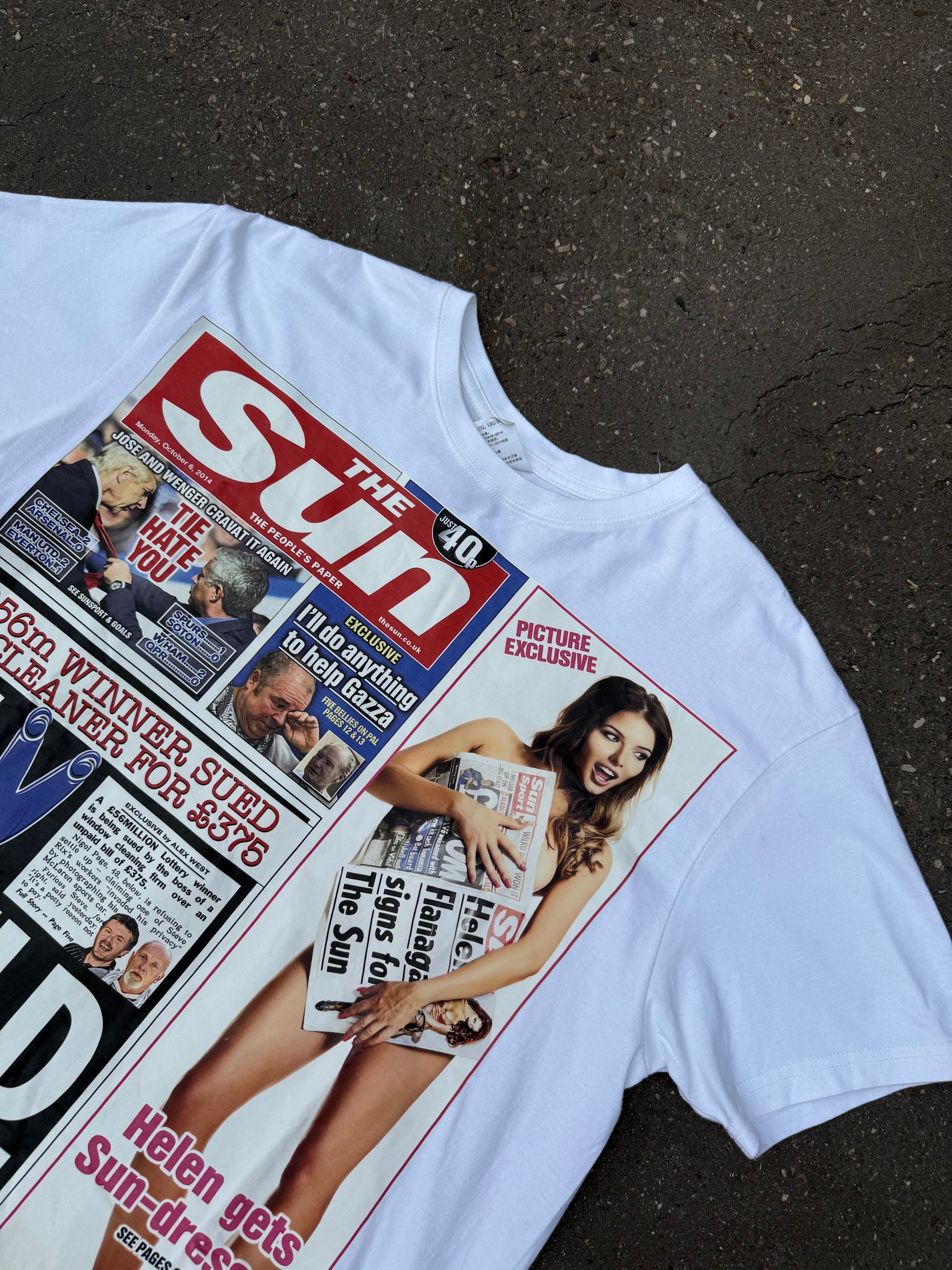 Ein weißes T-Shirt mit einem The Sun Magazine Aufdruck auf der Vorderseite 