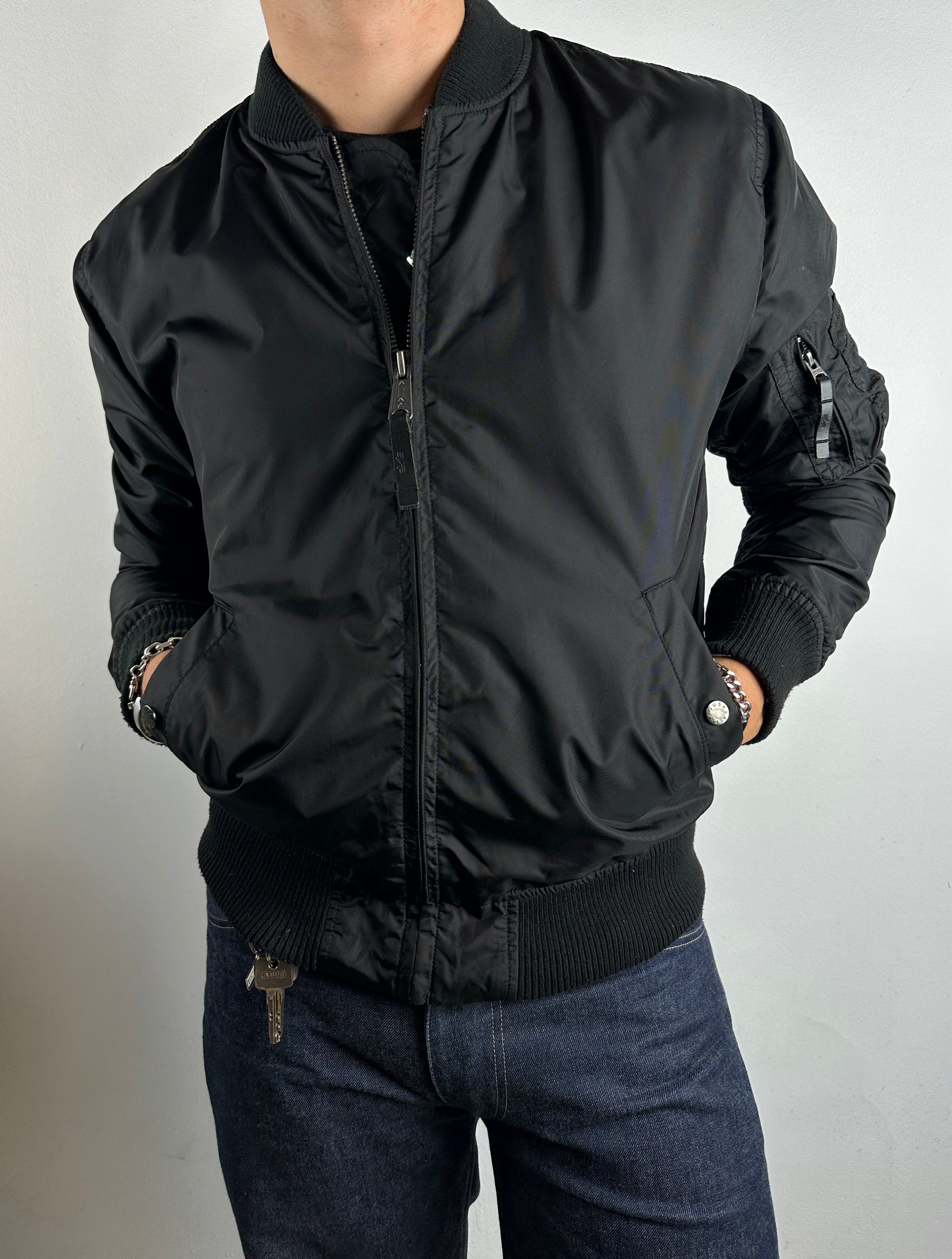 Tragebild von einer Vintage Alpha Industries Black Bomber Jacket von vorne