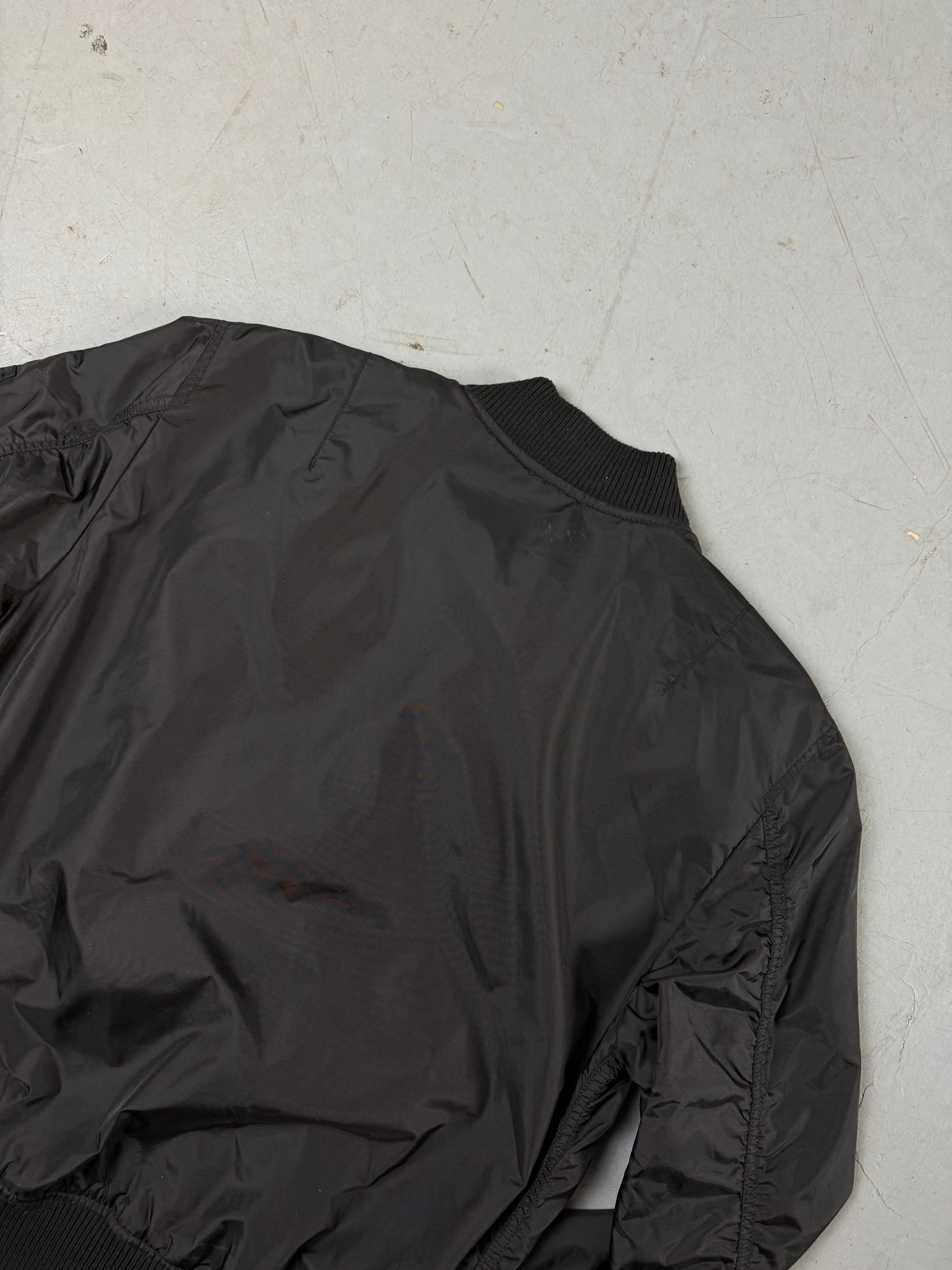Detailbild von einer Vintage Alpha Industries Black Bomber Jacket von Rückseite