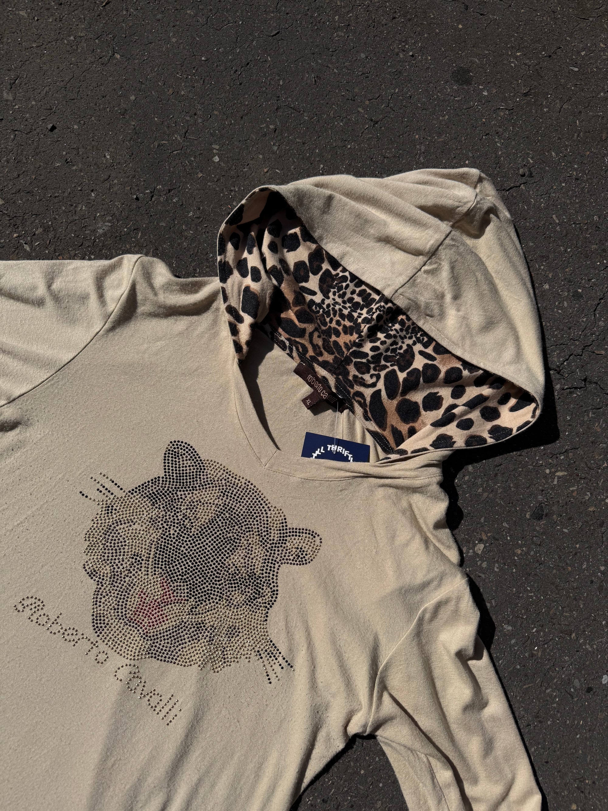 Ein Beiges Longsleeve mit Leoparden Kaputze und einem Tiger in Rhinestones auf der Brust von Roberto Cavalli