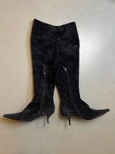 Laden Sie das Bild in den Galerie-Viewer, Zu sehen sind kniehohe schwarze Stiefel mit dünnen Absätzen von Fendi in Größe 38,5 von der InnenSeite vor einem grauen Hintergrund.