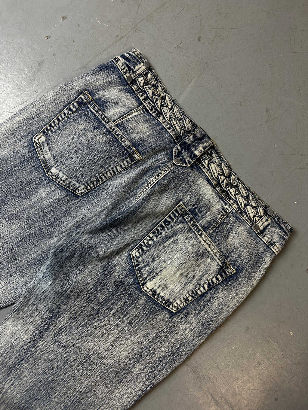 Detailbild von Vintage Braided Belt Denim von hinten