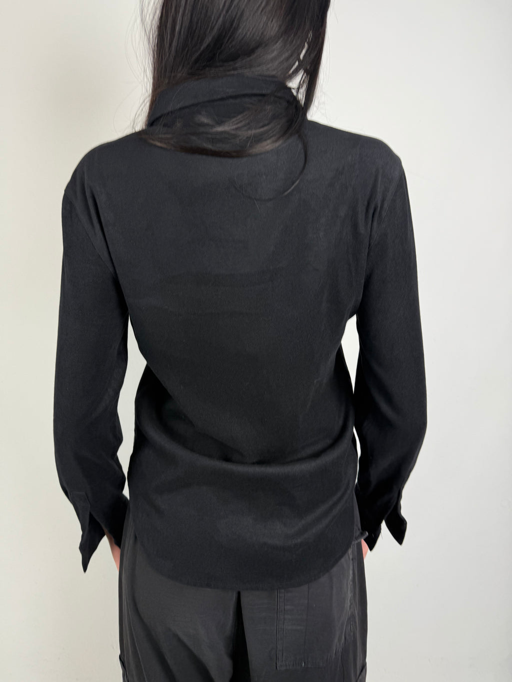 Tragebild von Vintage Armani Jeans Black Button Up Shirt von hinten 