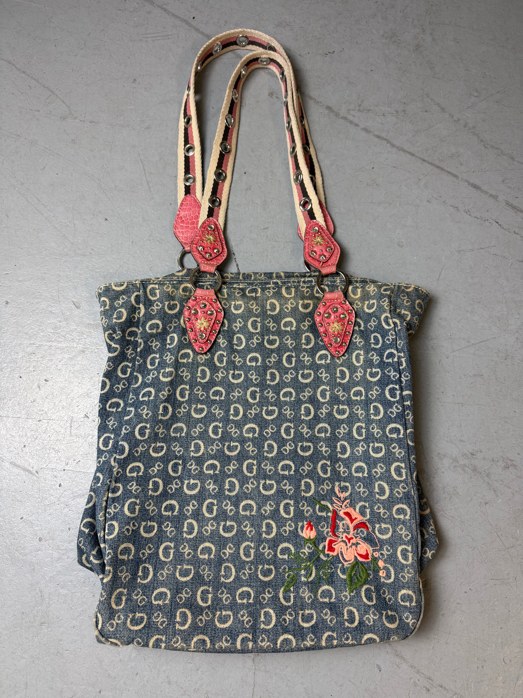 Produktbild von einer Vintage CNTY BAGS Guess Denim Tote Bag with Pink Details von vorne