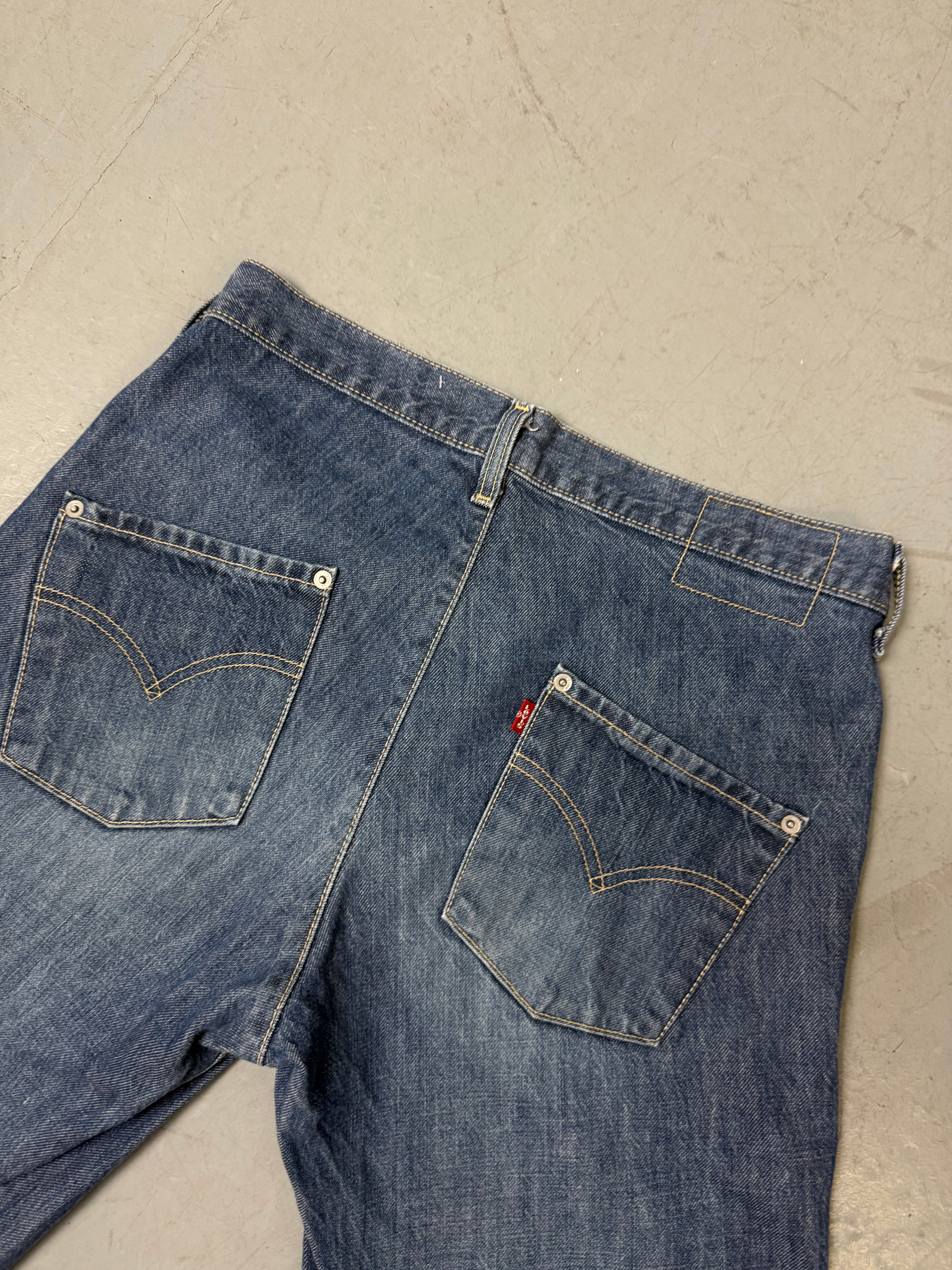 Eine dunkelblaue Levi’s Jorts in M/L