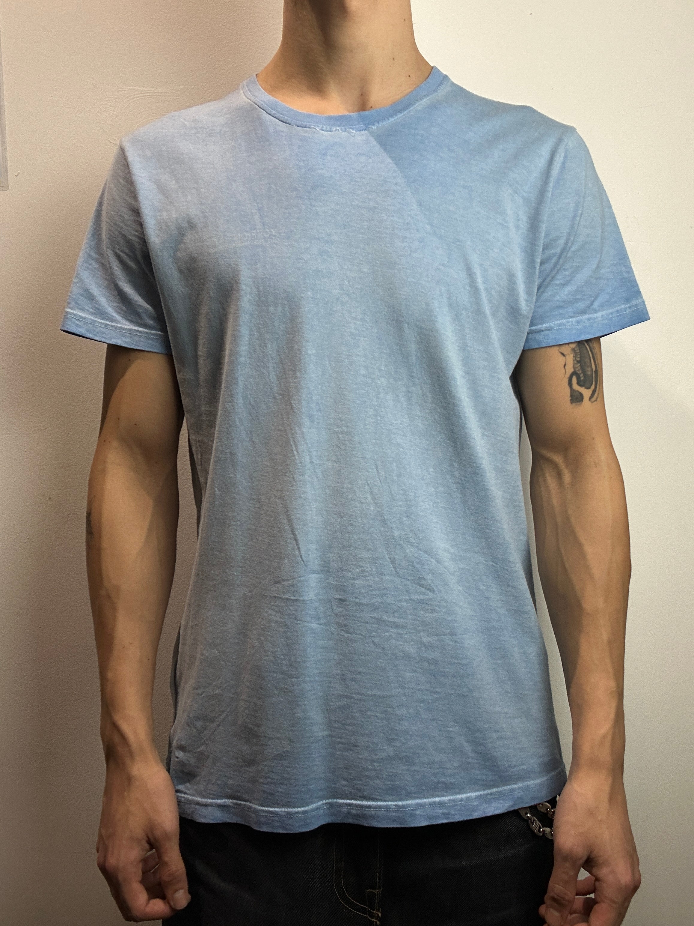 Tragebild von einem Vintage Scorpion Bay Blue Printed T-Shirt von vorne