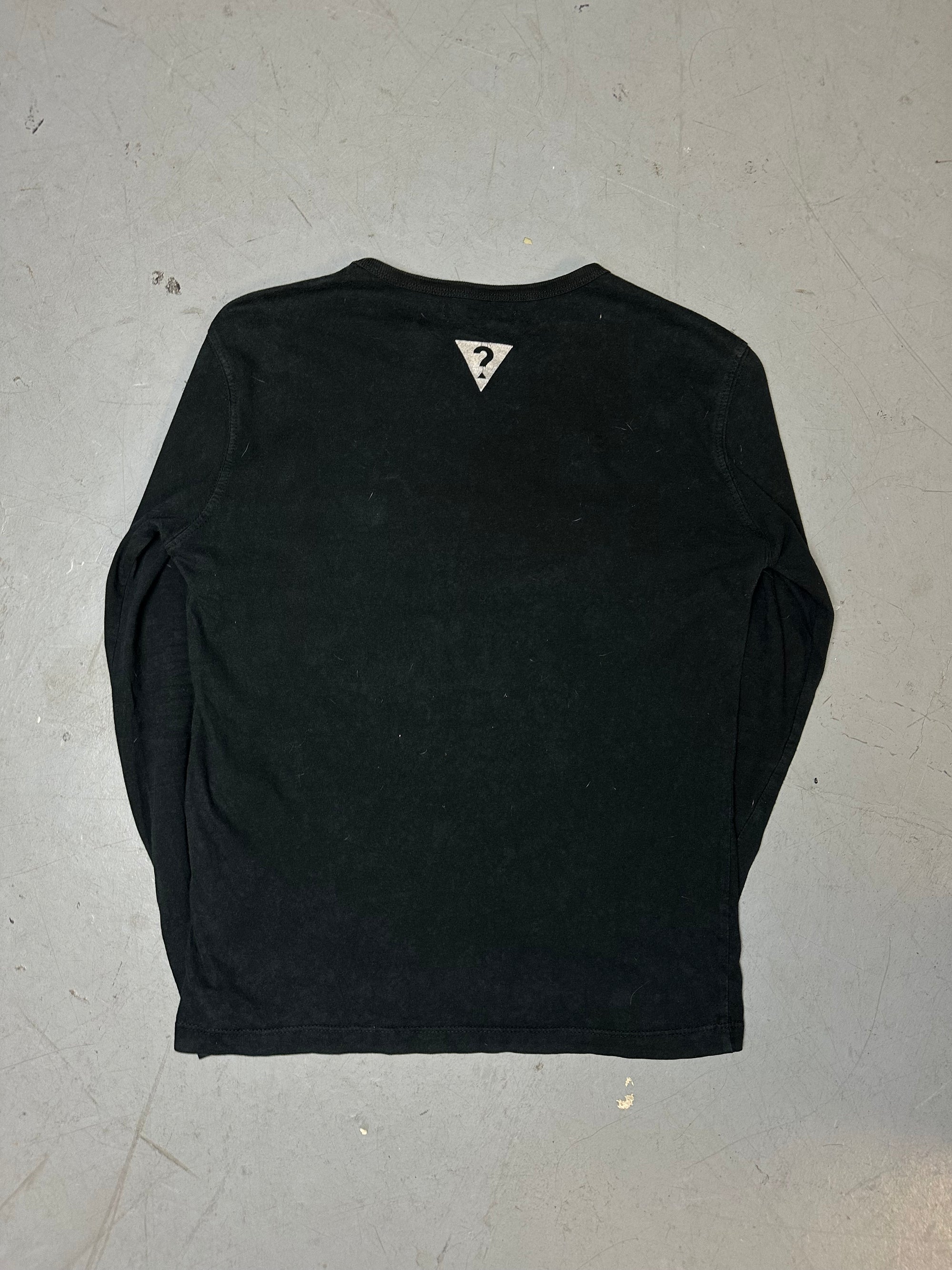 Ein schwarzes slim fit Longsleeve von guess mit guess Schriftzug auf der Brust