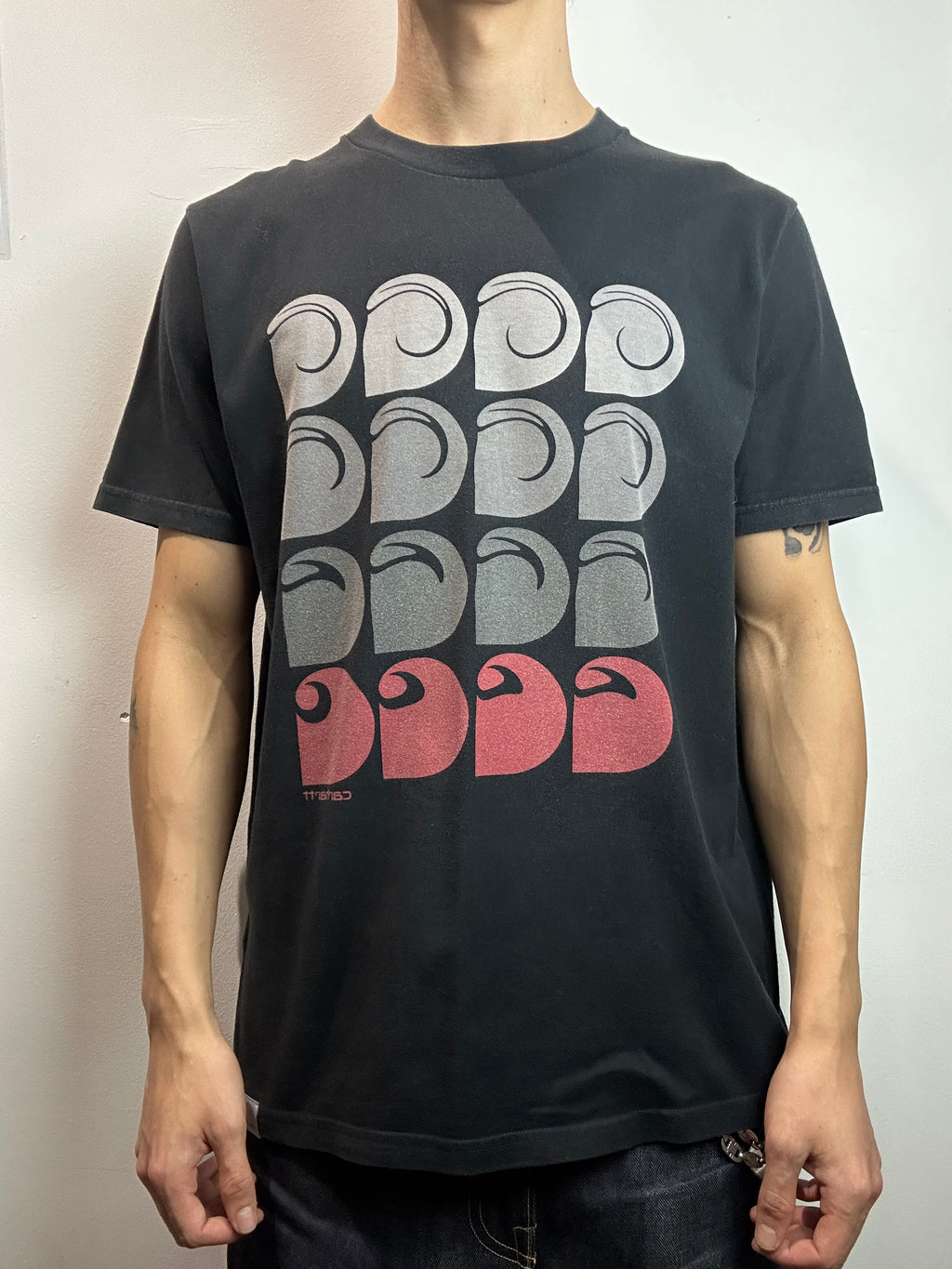 Tragebild von einem Vintage Black Carhartt Tee von vorne