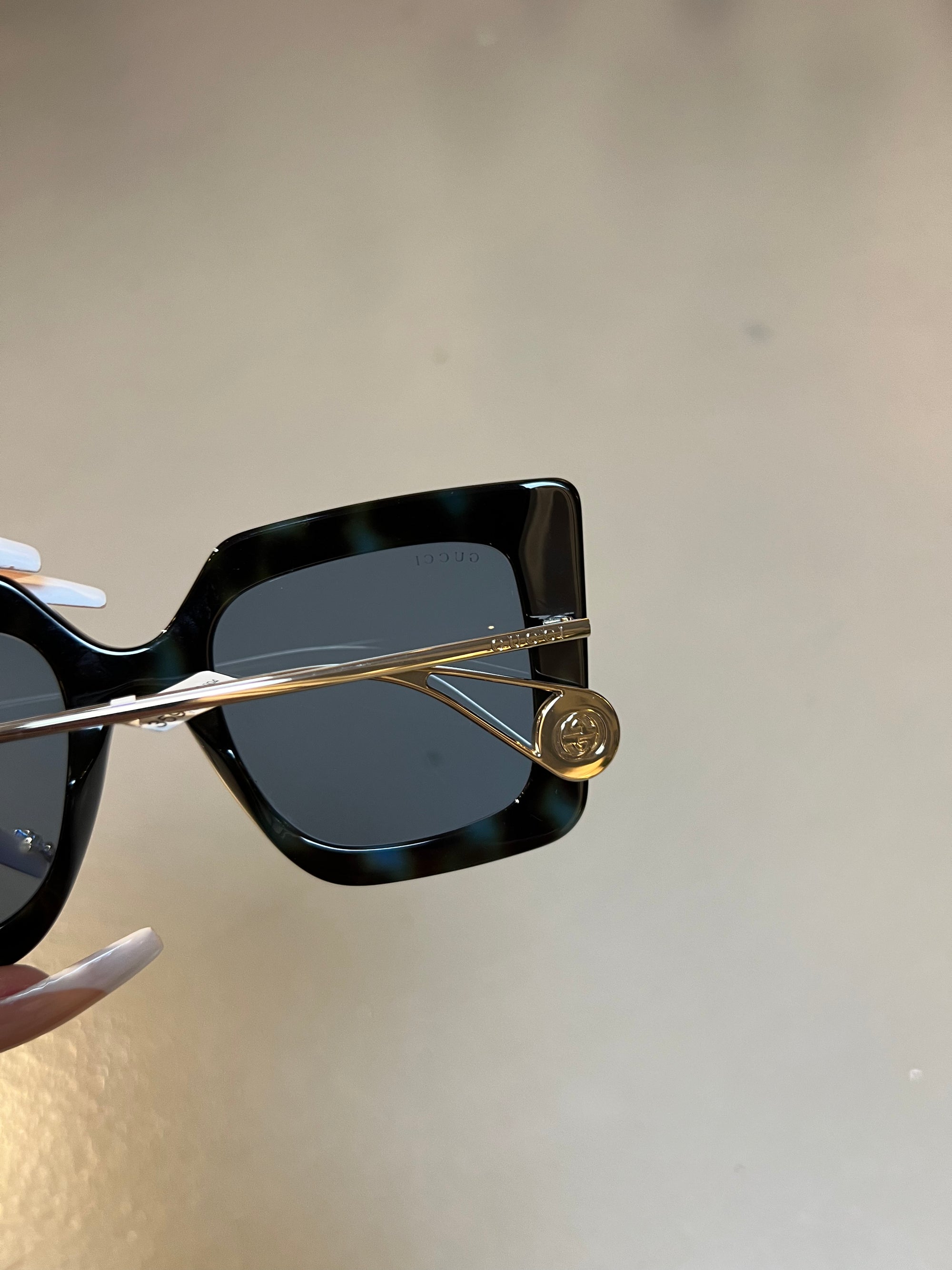 Produktbild der Gucci Sunglasses in Schwarz von vorne Detail des Logos.