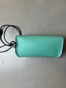 Auf dem Bild ist die Verpackung der Sonnenbrille zu sehen. 