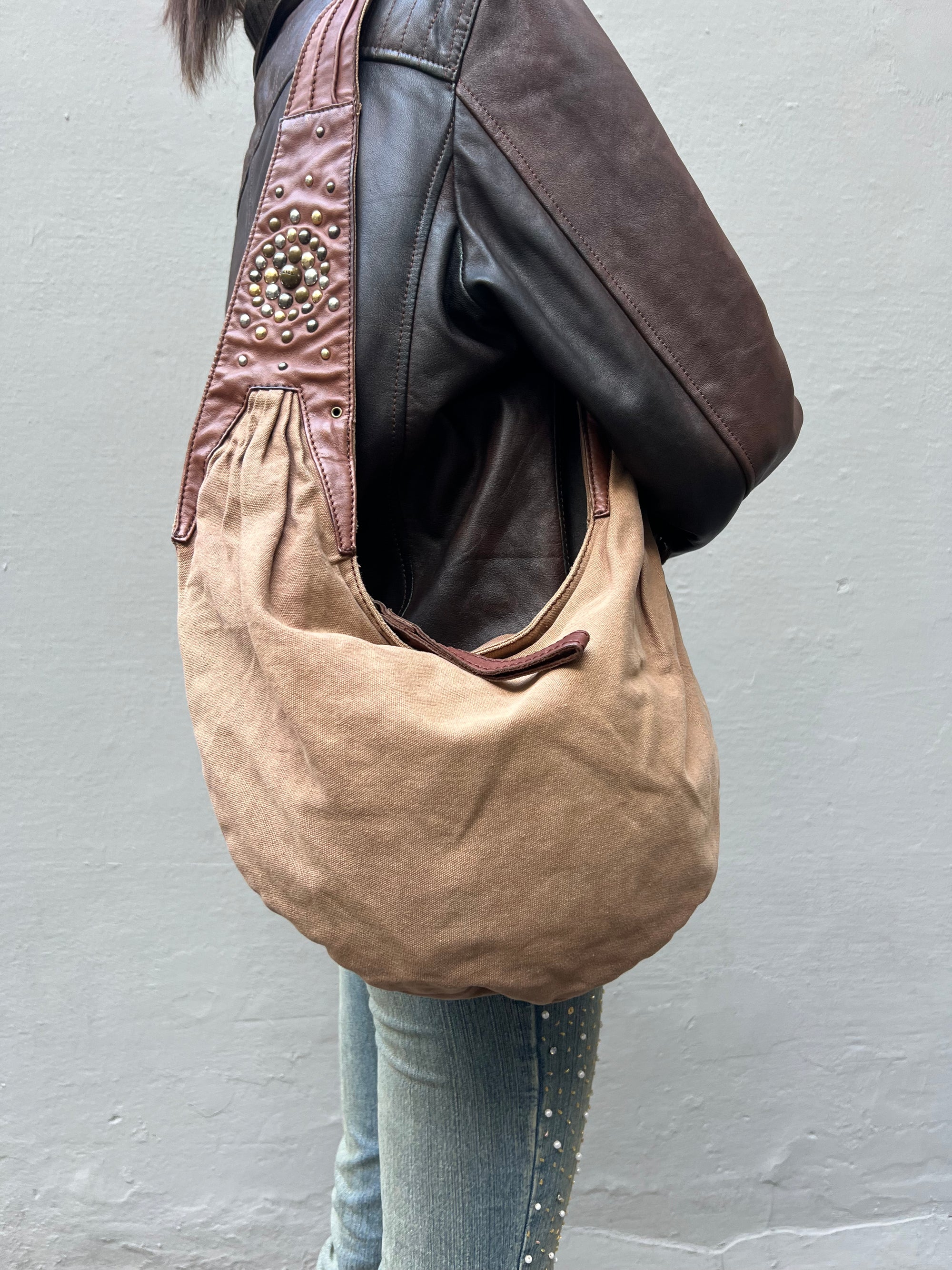 Tragebild der Vintage Brown Diesel  Slingbag von vorne an einem Weiblichem Model.
