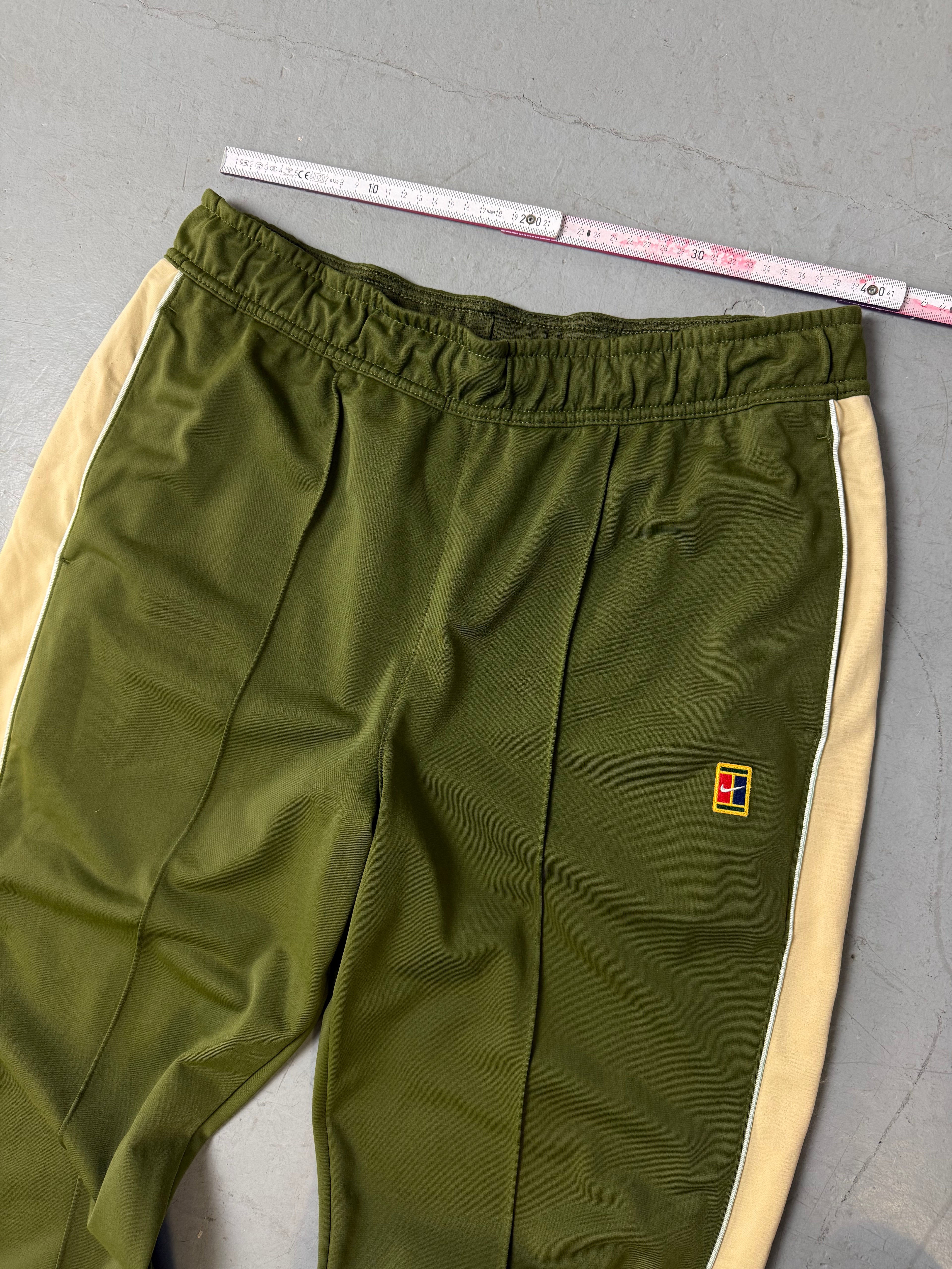 Vintage Nike Green and Beige Track Pant für Herren. Y2K Second Hand 2000s Fashion