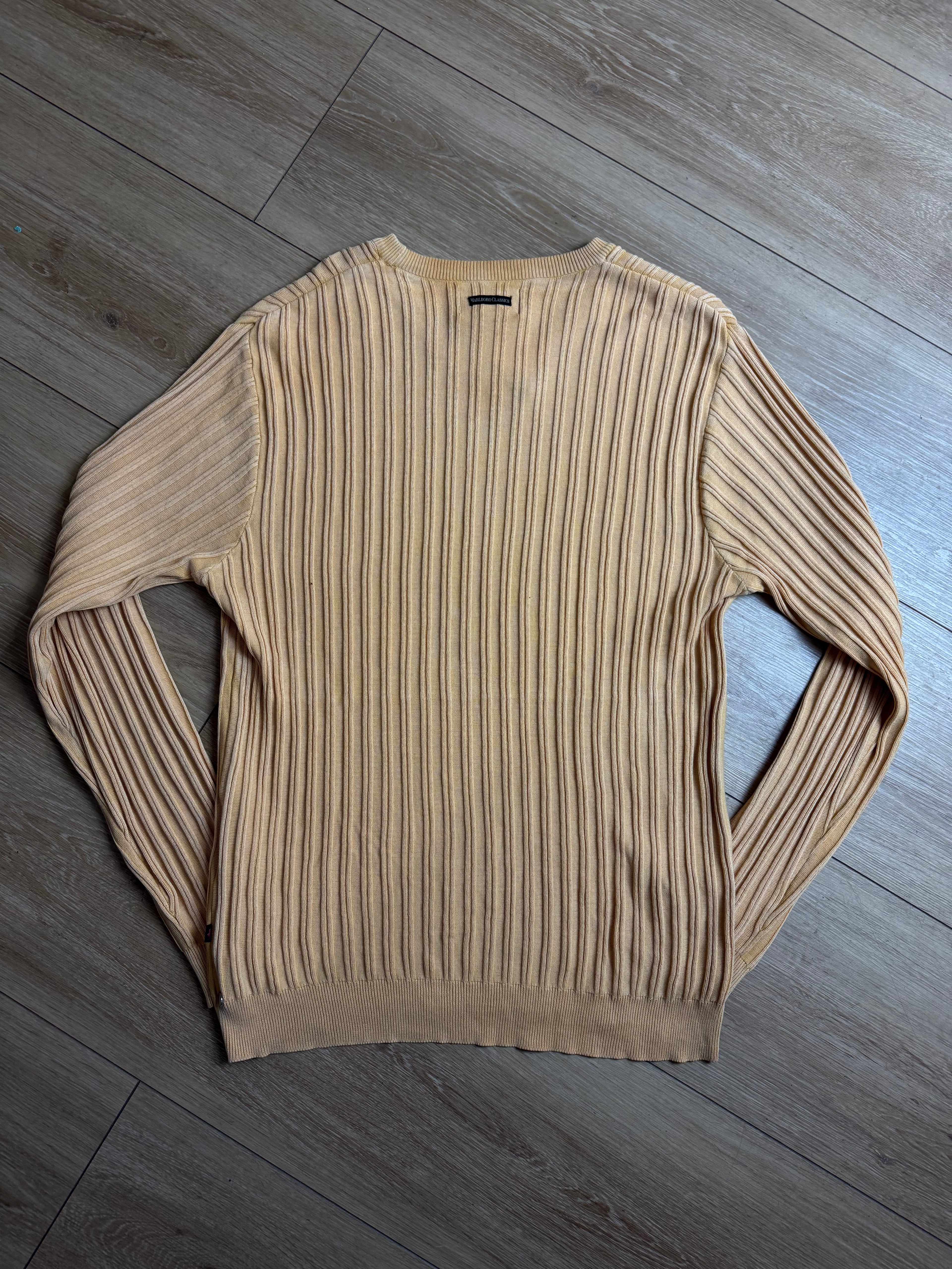Produktbild von einem Vintage Marlboro Classics Orange Knit Sweater von hinten